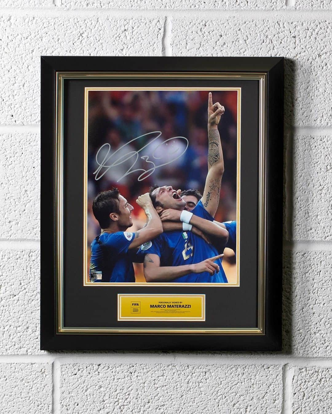 マルコ・マテラッツィさんのインスタグラム写真 - (マルコ・マテラッツィInstagram)「Hello everyone! I’m giving away an official FIFA World Cup framed photo that I signed at my private signing session with @icons_memorabilia!   To enter the giveaway simply: 1) Tag a friend in the comments and 2) Follow both me and @icons_memorabilia   A winner will be selected at random.  T&Cs apply.  Good luck!  #mm23 #azzurri #worldcup」7月13日 22時14分 - marcomaterazzi