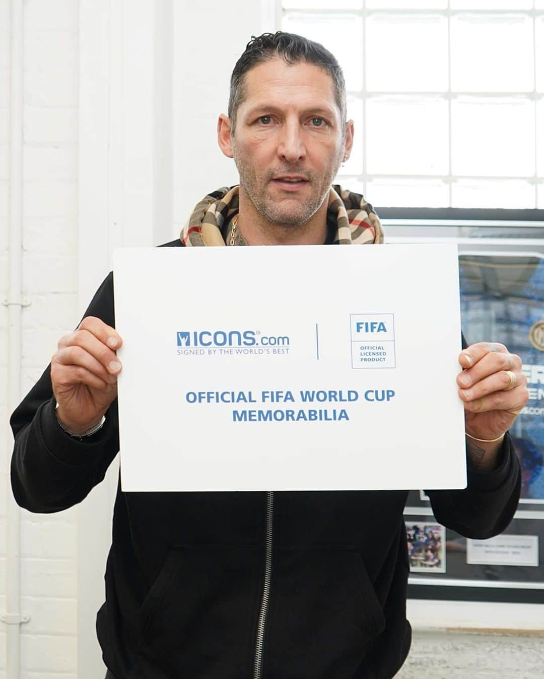 マルコ・マテラッツィさんのインスタグラム写真 - (マルコ・マテラッツィInstagram)「Hello everyone! I’m giving away an official FIFA World Cup framed photo that I signed at my private signing session with @icons_memorabilia!   To enter the giveaway simply: 1) Tag a friend in the comments and 2) Follow both me and @icons_memorabilia   A winner will be selected at random.  T&Cs apply.  Good luck!  #mm23 #azzurri #worldcup」7月13日 22時14分 - marcomaterazzi