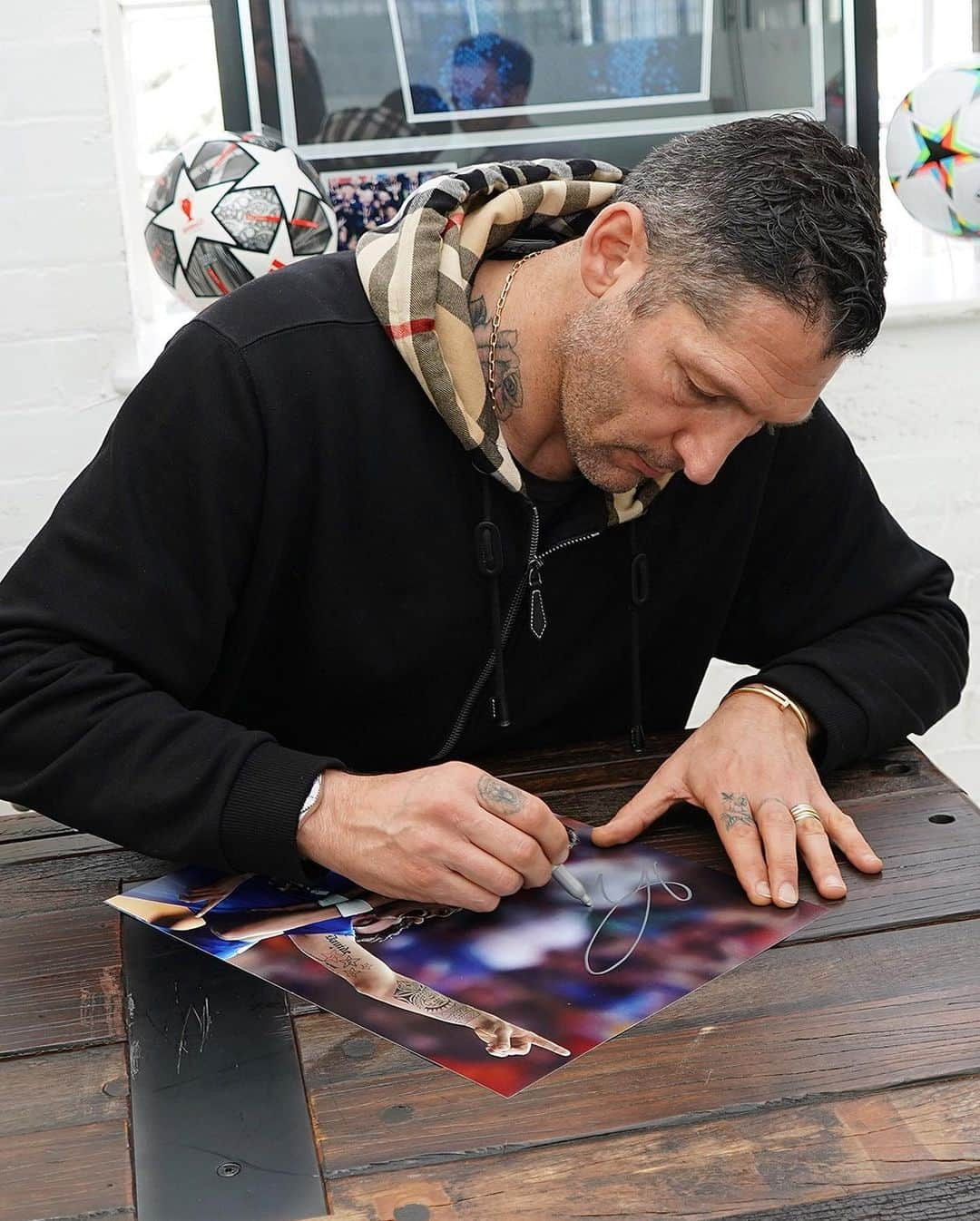 マルコ・マテラッツィさんのインスタグラム写真 - (マルコ・マテラッツィInstagram)「Hello everyone! I’m giving away an official FIFA World Cup framed photo that I signed at my private signing session with @icons_memorabilia!   To enter the giveaway simply: 1) Tag a friend in the comments and 2) Follow both me and @icons_memorabilia   A winner will be selected at random.  T&Cs apply.  Good luck!  #mm23 #azzurri #worldcup」7月13日 22時14分 - marcomaterazzi