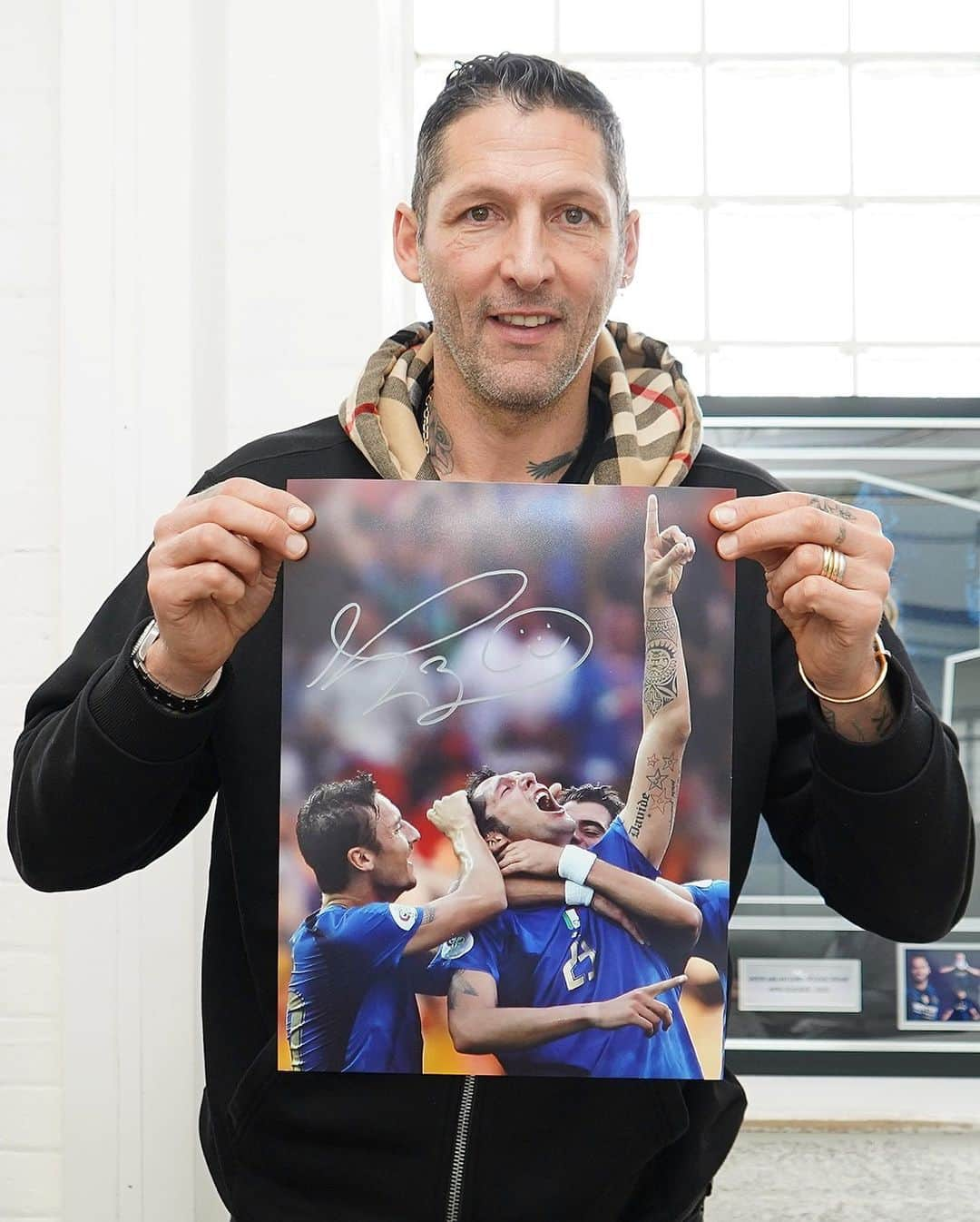 マルコ・マテラッツィのインスタグラム：「Hello everyone! I’m giving away an official FIFA World Cup framed photo that I signed at my private signing session with @icons_memorabilia!   To enter the giveaway simply: 1) Tag a friend in the comments and 2) Follow both me and @icons_memorabilia   A winner will be selected at random.  T&Cs apply.  Good luck!  #mm23 #azzurri #worldcup」