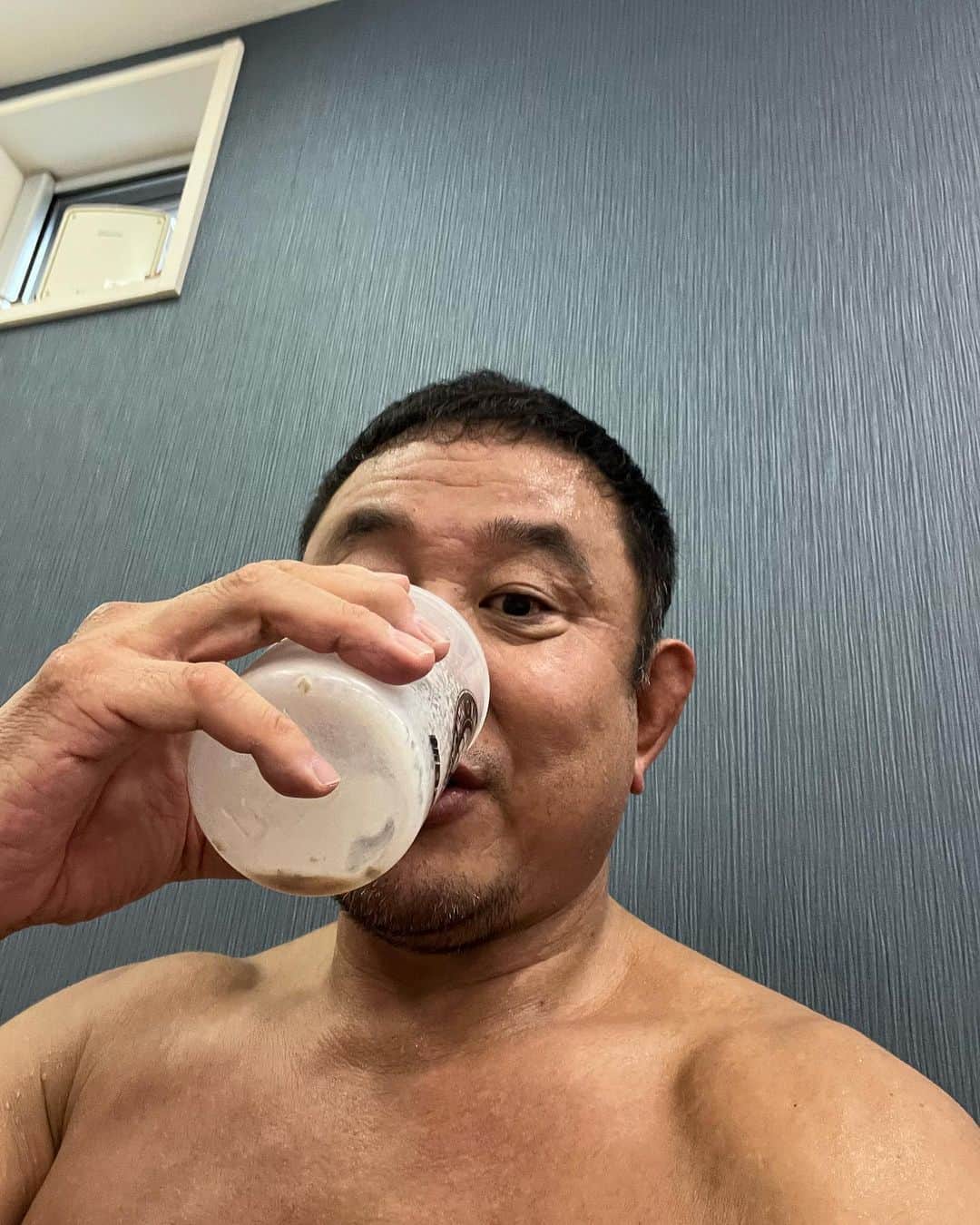 永田裕志のインスタグラム：「道場にてトレーニング後は、#新日本プロテイン 爆飲みしました。  #新日本プロテイン宣伝大使 #njpw #永田裕志」