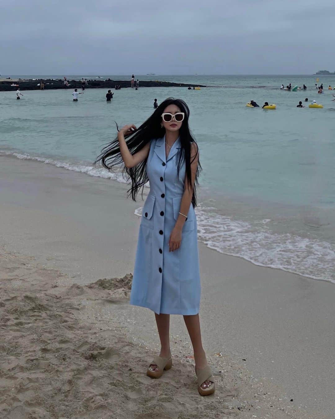 キュリ さんのインスタグラム写真 - (キュリ Instagram)「If it's too hot, wear the coolest color 🌊🩵 @mezarrdevon_official   #광고 #mezarrdevon  #데일리룩 #데이트룩 #바캉스룩 #여름휴가룩  #여름원피스 #청량한원피스」7月13日 22時15分 - qtfreet