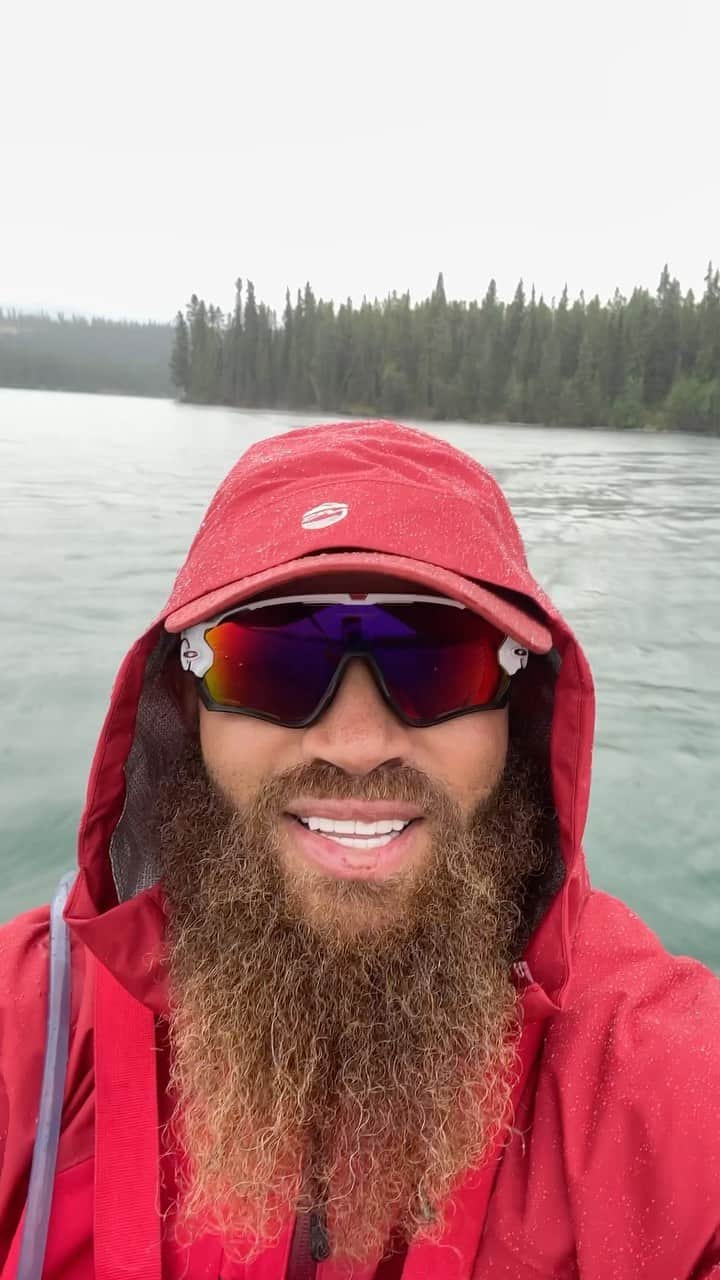 アシュリー・ケインのインスタグラム：「Yesterday was Day 1 in the Yukon for our first training paddle with our new boats in this vast location with race day looming in the shadows.  Even though this was just a local lake, you can see and feel the difference of everything out here. The magnitude of the landscape, the power of of the elements and the potential insignificance of yourself once you’re emerged deep within them.   As the conditions snapped like the click of a finger yesterday, I began to realise that a small part of this race will actually be the 18 hours a day of monotonous and relentless paddling and a large part will be combatting the cold, the wet, the lack of sleep and the efficiency of your start of day and end of day preparations. That along with the magnificent beast that this beautiful but dangerous territory occupies.   That being said it was great to get out onto the water and have a small but valuable taster of what this 1,000 miles will hold for us.   Please continue to donate and support us via the Go Fund Me link in my bio and have the best week - 𝗟𝗲𝘁’𝘀 𝗚𝗼 𝗖𝗵𝗮𝗺𝗽 🦁🧡」