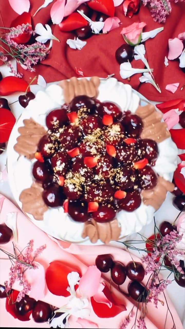 ぞのさんっのインスタグラム：「Capture the Sweetness 🍒 It's baking time with Insta360 GO 3! Capture every delicious view during your cake baking adventure 😎 ・ 📷 @insta360 GO 3 🍰 @chlebourg 📸 @zono.sann @yugi__00 @ma_azuu ・ #insta360 #Insta360GO3 #TinyMightyActionCam ・ #動画 #動画編集 #動画制作 #動画撮影 #映像で遊ぼう #ぞのさんっ」