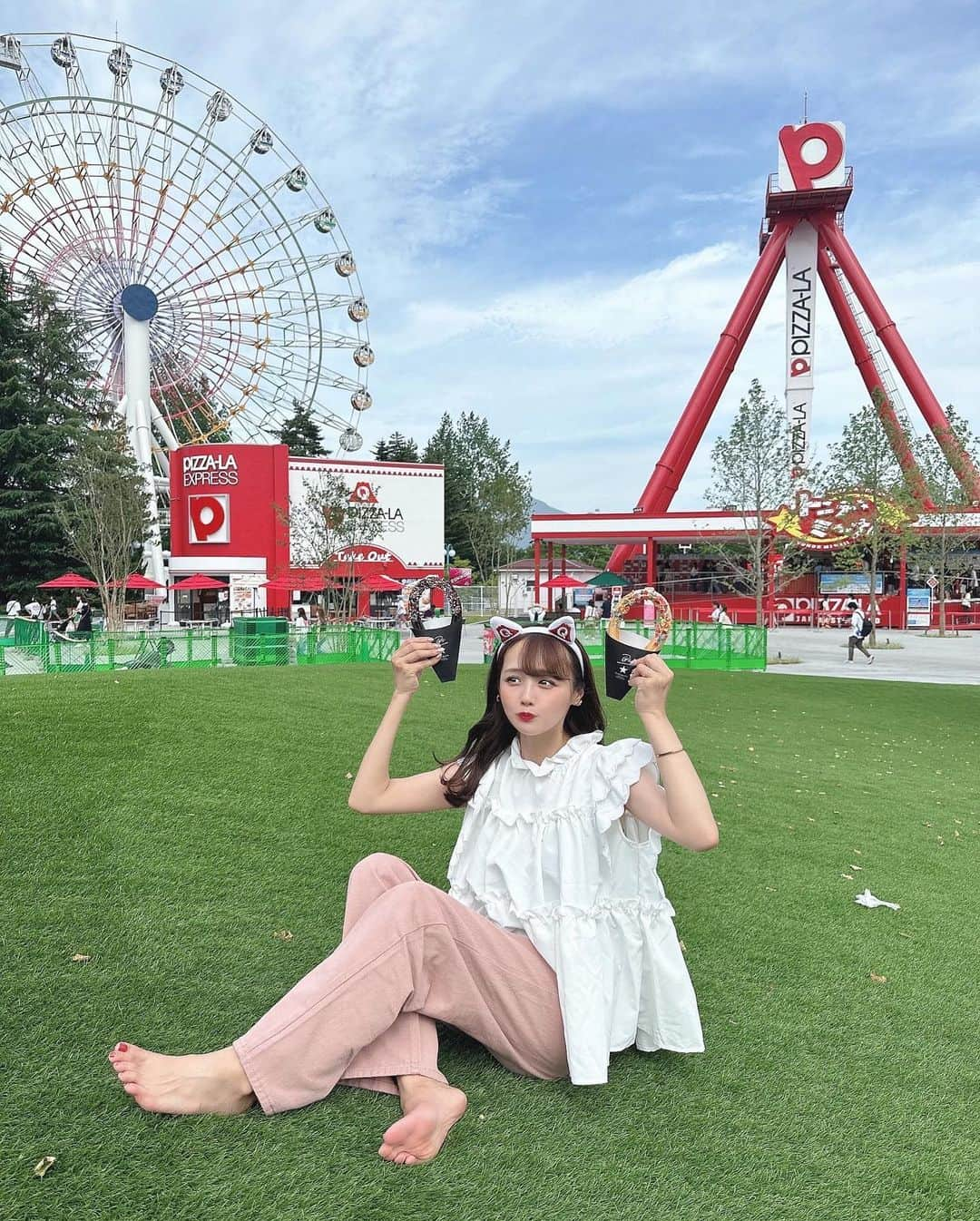 計良日向子（ひなひ）さんのインスタグラム写真 - (計良日向子（ひなひ）Instagram)「. 富士急ハイランドに行ってきたよ🎢🐈 . . . 7/20オープンの新アトラクション 『ZOKKON』を体験してきました❕❕ バイクに乗っているような感覚になる アトラクションで、風感じて楽しすぎた🥹 私は大の絶叫好きだからかもしれないけど 怖いというより楽しいって感じで 富士急の中でもお子さんでも楽しめる ジェットコースターじゃないかなと思います🏍🤍 この夏ぜひみんなも体験して見てほしい🫶 . . . 他にも大好きなトンデミーナ乗ったり、 富士急のフードも食べたり、 カチューシャもつけたり、 一日楽しんだ✌️💞 都内から1時間ちょっとで行けるのもよい！🙆‍♀️ . . . @fujikyuhighland . #富士急ハイランド #新アトラクション #ZOKKON #富士急でZOKKON #PR」7月13日 22時25分 - kerahinako1105