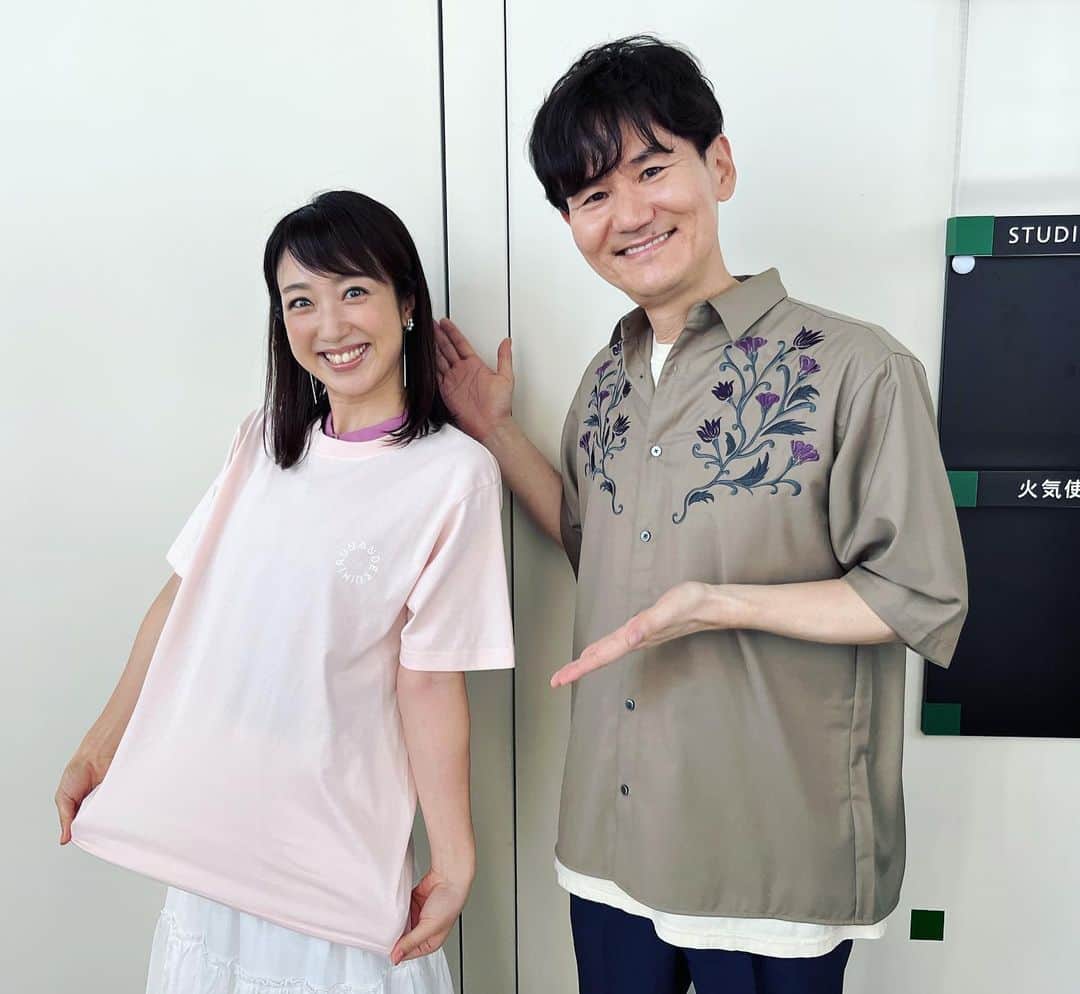 川田裕美のインスタグラム：「南原さんから ヒルナンデスTシャツをいただきました！🙌 さりげなく、カッコよくロゴが入っているので、普段も着られる…✨👍 嬉しいです！！✨😊」