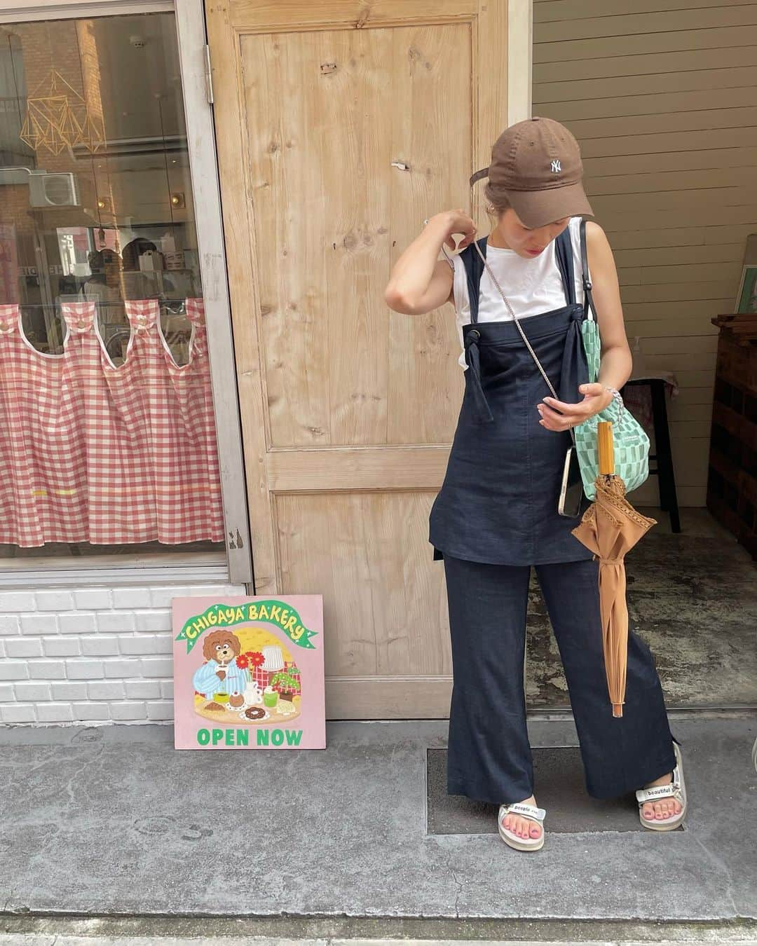 かとうあやののインスタグラム：「. 🍩💞🐥 蔵前にあるパン屋さん @chigaya_commissary   可愛いし美味しかった♡♡ ドーナツ甘すぎるの嫌いだけど、これはぺろって食べれた🫣❤️  #東京#カフェ#東京カフェ巡り #東京ドーナツ#ドーナツ#🍩#東京パン屋#蔵前」