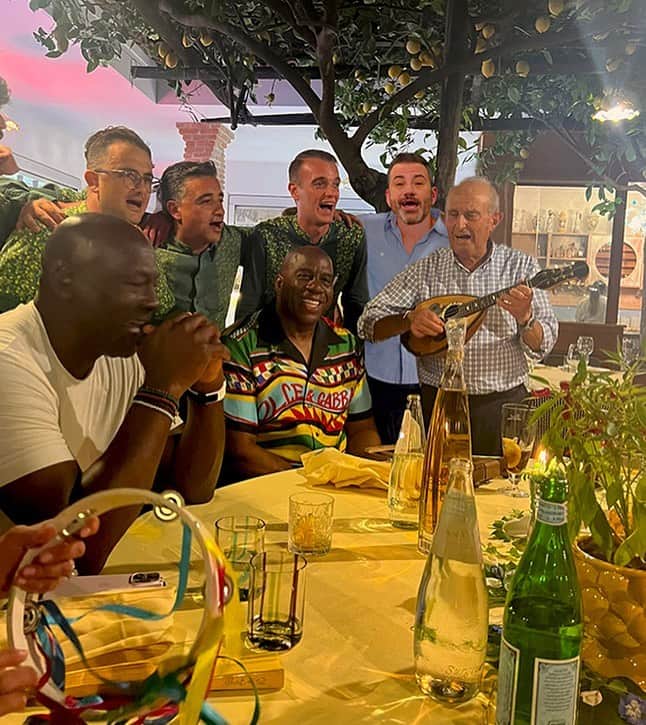 ジミー・キンメルのインスタグラム：「Belting out showtunes with my best friends Michael Jordan & @MagicJohnson at the world-famous Da Paolino Ristorante in #Capri」