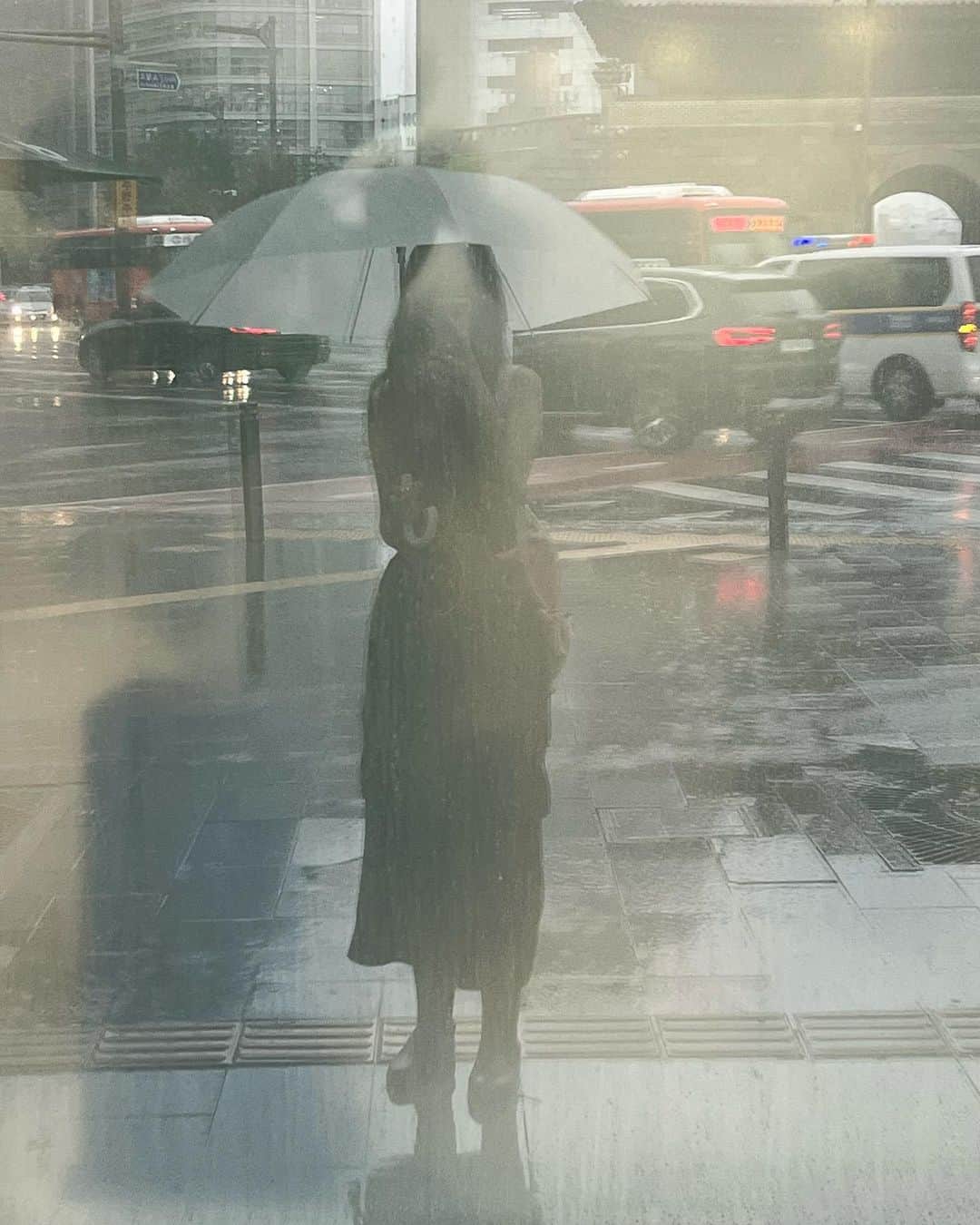 ミナ のインスタグラム：「인생의 어떤 순간들에서 때론 차갑게 현실적으로 때론 담담한 울림으로 때론 울컥할 만큼 뜨겁게 위로해준 그의 음악  마지막 연주에 담긴 그의 모습과 함께 떠오르는 지난 시간들  덕분에 이렇게 살아내어 세상의 아름다움을 마주합니다  유난히 빗소리가 좋았던 오늘 비 오는 날은 집에서 바라보는 풍경이 제일이라 생각하지만 오늘은 치마가 다 젖을 때까지 많이 걸었다」