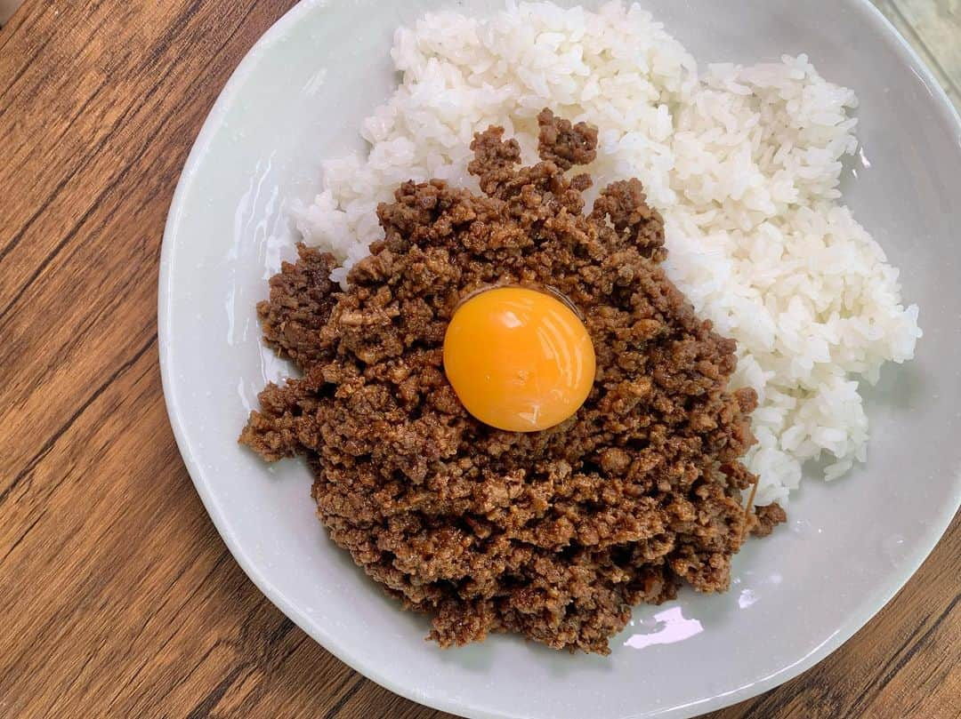 たけるさんのインスタグラム写真 - (たけるInstagram)「タダイマ！木曜日、本日のカレー探偵は三週連続でお送りした宮古島編のラスト‼️・ ・ 今回は宮古島ならではの食材を使ったカレーをドドンと二皿紹介しました🤩・ ・ まず一皿目は【spice&flesh】の朝カレー。宮古の美しい海へ行く前の腹ごしらえに、と午前7時から提供されている嬉しい一皿。・ ・ 具材はなまり節とチキンから選べ、スープ状のサラッとした口当たりながらしっかりとした旨味がジワ〜っと広がります✨・ ・ スパイスソムリエでもある店主こだわりの食材、それは #白ウコン 。沖縄の特産品で、ウコンの仲間の中でトップクラスに栄養価が高いのだそう‼️・ ・ 辛めのカレースープも手伝って朝から全身ととのう事間違いなしです👍・ ・ この白ウコンときなこの相性がいい #奇跡のわらび餅 も絶対的にオススメ🙌・ ・ ・ ラストは【くんくりやーがま】のヤギカレー🐐✨・ ・ ついに来ましたこの食材‼️笑・ ・ 独特の風味で定評のあるヤギ。でも、こちらのヤギ肉は凄い‼️・ ・ 飼料や生育環境からこだわり、加工技術もピカイチ。・ ・ ラムやマトンのような風味はありつつも、いわゆる多くの人が苦手な“ヤギ臭”というものが個人的には全く気になりませんでした👍・ ・ 肉肉しいキーマは、噛み締めるごとに旨みが溢れてきます。甘味もあり、ご飯が進む進む✨そこに卵黄を絡めると、更にマイルド＆コクが増し最後までスプーンが止まりませんでした。・ ・ このヤギ肉、限りなく生に近い状態でお寿司でもいただきましたが、生ハムだと言われれば信じてしまいそうな程透き通った味わい。これならどんな調理をしても美味しいに決まってる‼️・ ・ 新たな名物誕生の予感です🤤🤤🤤・ ・ マンゴー、宮古牛、白ウコン、ヤギ。・ ・ 四軒を紹介しましたが、優しい人、豊かな自然が育んだ恵み達によるカレーが宮古島にはまだまだ沢山あります。・ ・ 是非また訪れて食べ尽くしたい‼️・ ・ ・ 7/1(土)からスカイマークにて福岡-宮古島間で直行便が期間限定でスタートしています。皆様も是非この感動を味わって頂けたら嬉しいです✈️・ ・ 最後に、まちプリにて誕生したこのコーナーが100店舗も調査出来るまで続けることが出来たのは、礎となったソコトラ内しりとりカレーも含めた支えてくださるスタッフさん達、そして、いつも応援してくださる視聴者の皆様のお陰です。・ ・ これからもカレーを愛し、感謝を忘れず頑張って行きます。目指せ200店舗‼️・ ・ ・ 宮古島の皆様、スカイマークの皆様、ありがとうございましたーーーー‼️・ ・ ・ 【お知らせ】 カレー探偵たけるの公式Twitterがスタート。“カレー探偵たける”で検索して、是非フォローお願いします🤲・ ・ ・ #宮古島はカレーがアツい #あまりの自然の美しさに移住者も多いらしいよ #タダイマ !  #RKB  #宮脇憲一 アナウンサー  #本庄真理子 アナウンサー #池尻和佳子 アナウンサー #徳原聖雨 さん #弁護士 #龍山康朗 さん #気象予報士 #TAKERU #たける  #ボイジャー #ウルトラマン #エントリーサービスプロモーション」7月13日 22時33分 - take_yan78