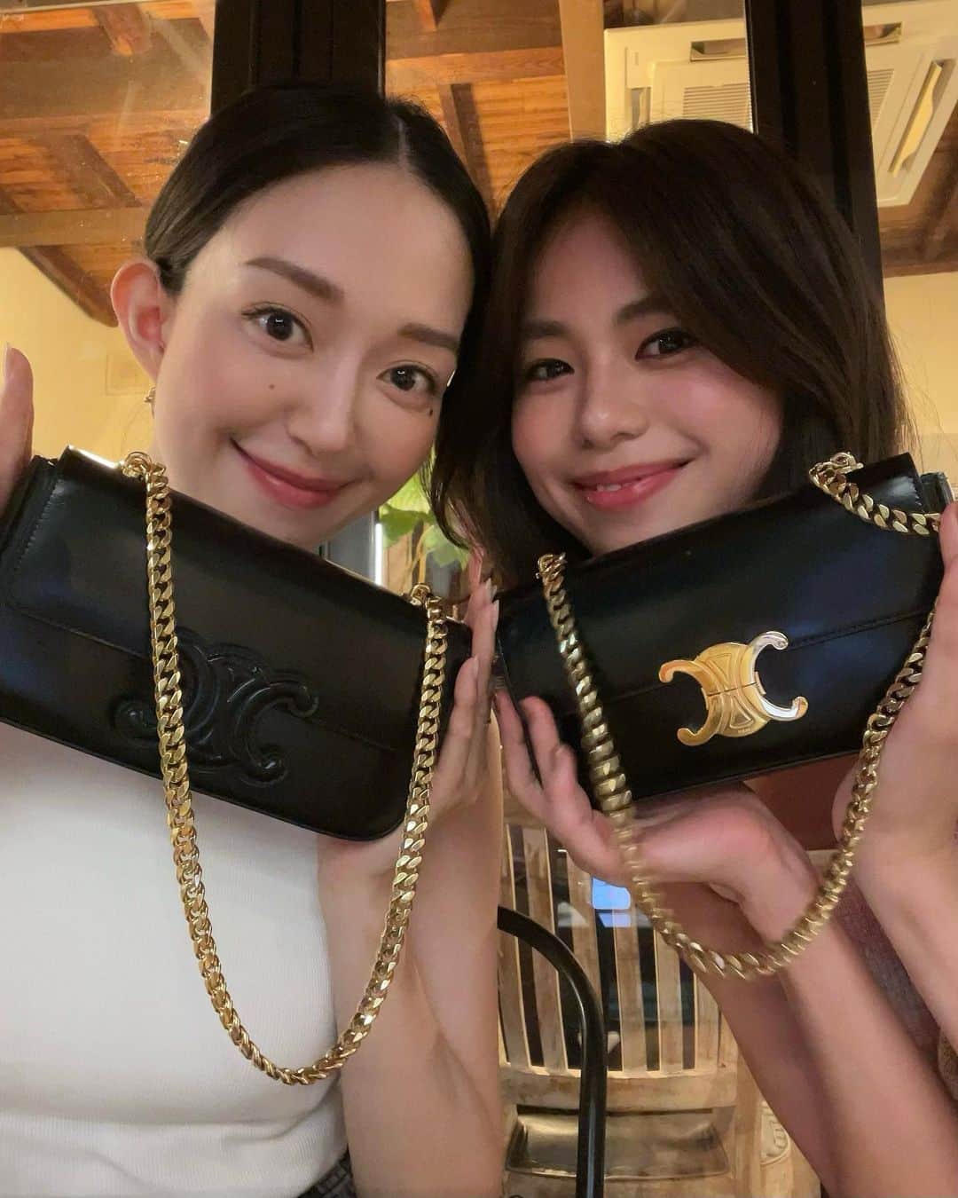 松島花のインスタグラム：「: 急遽、はるみんと会うことになり👯‍♀️ 待ち合わせたらバッグがオソロだった🖤🖤 #CELINE」
