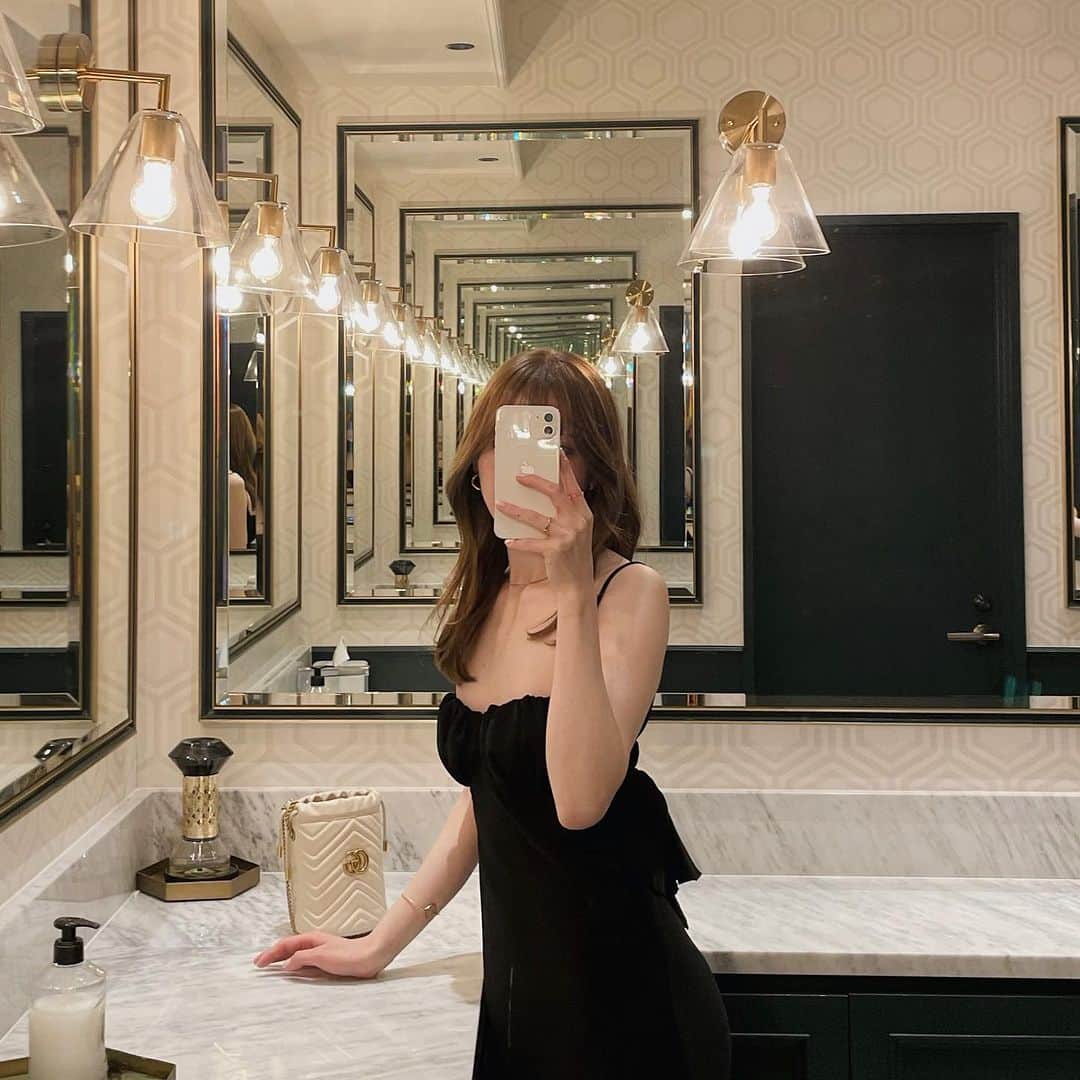 Tomomi Teradaのインスタグラム：「黒はいつの時代にも着られる。黒は何歳でも着られる。黒はほぼあらゆる機会で着られる。黒について、僕は1冊本が書けてしまうよ。-Christian Dior」