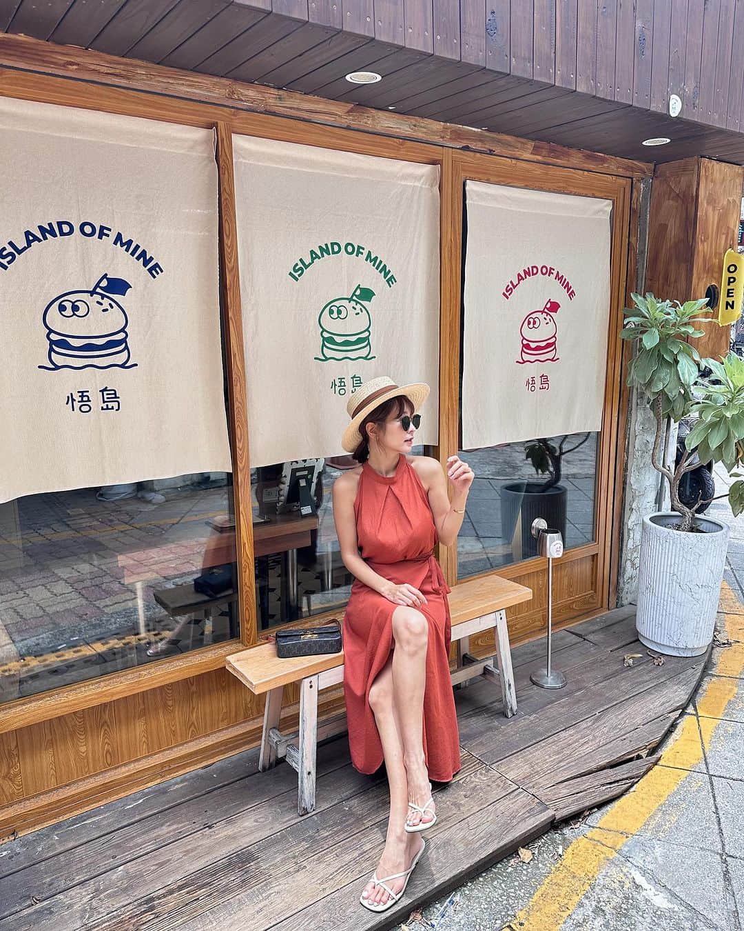 郭圈圈さんのインスタグラム写真 - (郭圈圈Instagram)「可愛的悟島🍔 #椒麻雞腿堡 好吃耶😋 不會吃辣的人也可以～而且雞腿很嫩！ 但炸雞鬆餅表現差強人意🤣炸雞蠻乾的，跟漢堡的雞腿差很多～ - #悟島 📍台南市中西區忠義路二段158巷25號（就在小南天土地公廟旁邊） - #lea_outfit @marule.official ✨✨ - 🔗官網下單 marumarulea.com 🔍 jun10.限定浪漫❤️‍🔥削肩棉麻感上衣+一片式綁帶下身裙SET$1380 🔍 march75.春夏最必備！多種選擇顯臉小質感草帽👒$720 🔍 jun59.夏天必帶超美背細帶夾腳6公分涼跟鞋 $1480 🔍 april146.廠商大推超時尚墨鏡✨ $580」7月13日 22時27分 - helloiamlea