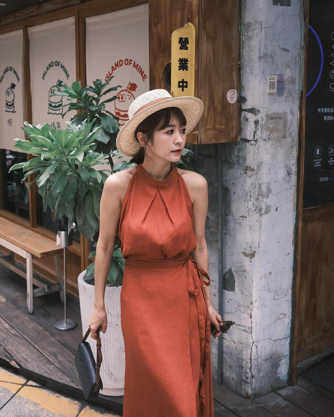 郭圈圈さんのインスタグラム写真 - (郭圈圈Instagram)「可愛的悟島🍔 #椒麻雞腿堡 好吃耶😋 不會吃辣的人也可以～而且雞腿很嫩！ 但炸雞鬆餅表現差強人意🤣炸雞蠻乾的，跟漢堡的雞腿差很多～ - #悟島 📍台南市中西區忠義路二段158巷25號（就在小南天土地公廟旁邊） - #lea_outfit @marule.official ✨✨ - 🔗官網下單 marumarulea.com 🔍 jun10.限定浪漫❤️‍🔥削肩棉麻感上衣+一片式綁帶下身裙SET$1380 🔍 march75.春夏最必備！多種選擇顯臉小質感草帽👒$720 🔍 jun59.夏天必帶超美背細帶夾腳6公分涼跟鞋 $1480 🔍 april146.廠商大推超時尚墨鏡✨ $580」7月13日 22時27分 - helloiamlea