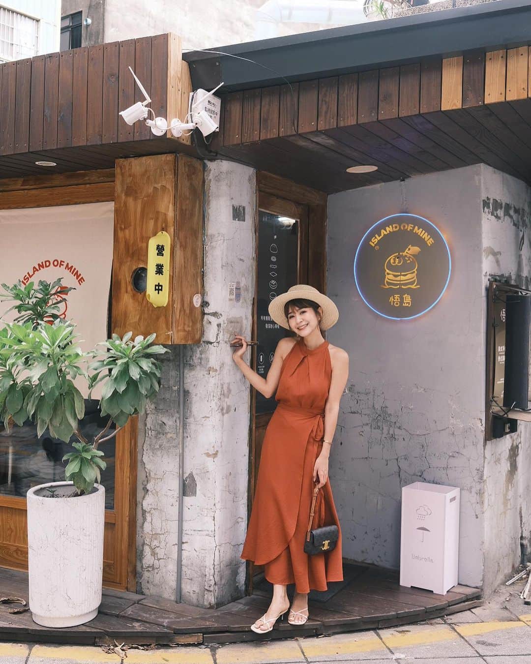 郭圈圈さんのインスタグラム写真 - (郭圈圈Instagram)「可愛的悟島🍔 #椒麻雞腿堡 好吃耶😋 不會吃辣的人也可以～而且雞腿很嫩！ 但炸雞鬆餅表現差強人意🤣炸雞蠻乾的，跟漢堡的雞腿差很多～ - #悟島 📍台南市中西區忠義路二段158巷25號（就在小南天土地公廟旁邊） - #lea_outfit @marule.official ✨✨ - 🔗官網下單 marumarulea.com 🔍 jun10.限定浪漫❤️‍🔥削肩棉麻感上衣+一片式綁帶下身裙SET$1380 🔍 march75.春夏最必備！多種選擇顯臉小質感草帽👒$720 🔍 jun59.夏天必帶超美背細帶夾腳6公分涼跟鞋 $1480 🔍 april146.廠商大推超時尚墨鏡✨ $580」7月13日 22時27分 - helloiamlea