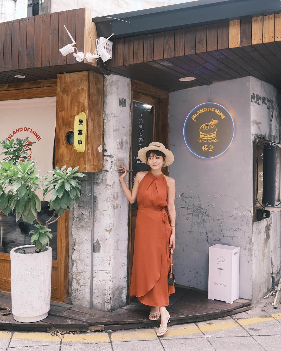 郭圈圈さんのインスタグラム写真 - (郭圈圈Instagram)「可愛的悟島🍔 #椒麻雞腿堡 好吃耶😋 不會吃辣的人也可以～而且雞腿很嫩！ 但炸雞鬆餅表現差強人意🤣炸雞蠻乾的，跟漢堡的雞腿差很多～ - #悟島 📍台南市中西區忠義路二段158巷25號（就在小南天土地公廟旁邊） - #lea_outfit @marule.official ✨✨ - 🔗官網下單 marumarulea.com 🔍 jun10.限定浪漫❤️‍🔥削肩棉麻感上衣+一片式綁帶下身裙SET$1380 🔍 march75.春夏最必備！多種選擇顯臉小質感草帽👒$720 🔍 jun59.夏天必帶超美背細帶夾腳6公分涼跟鞋 $1480 🔍 april146.廠商大推超時尚墨鏡✨ $580」7月13日 22時27分 - helloiamlea