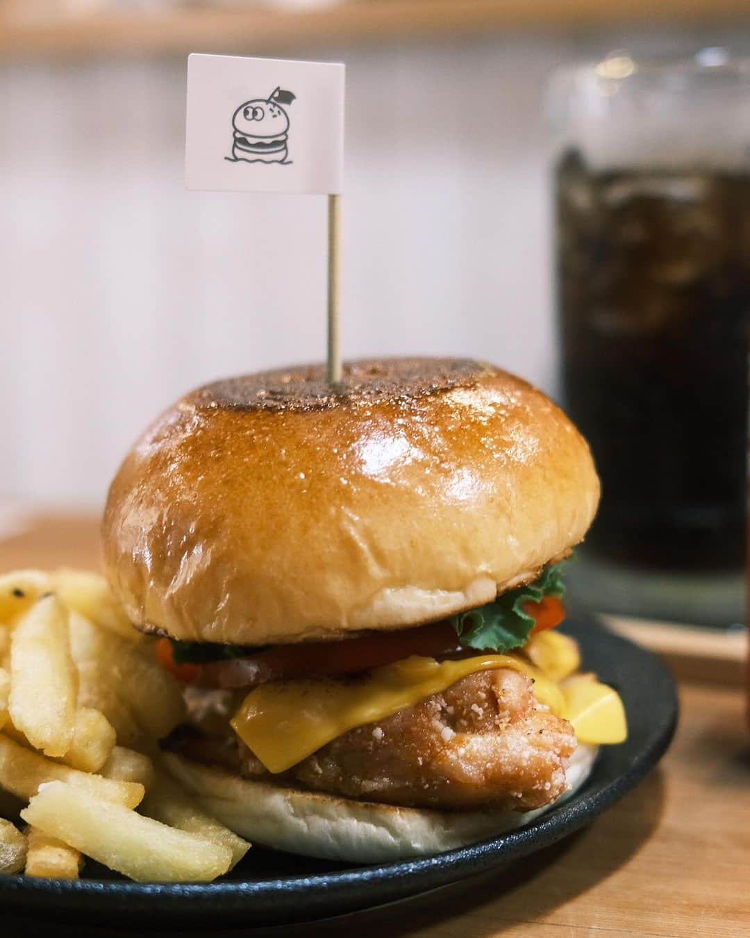 郭圈圈さんのインスタグラム写真 - (郭圈圈Instagram)「可愛的悟島🍔 #椒麻雞腿堡 好吃耶😋 不會吃辣的人也可以～而且雞腿很嫩！ 但炸雞鬆餅表現差強人意🤣炸雞蠻乾的，跟漢堡的雞腿差很多～ - #悟島 📍台南市中西區忠義路二段158巷25號（就在小南天土地公廟旁邊） - #lea_outfit @marule.official ✨✨ - 🔗官網下單 marumarulea.com 🔍 jun10.限定浪漫❤️‍🔥削肩棉麻感上衣+一片式綁帶下身裙SET$1380 🔍 march75.春夏最必備！多種選擇顯臉小質感草帽👒$720 🔍 jun59.夏天必帶超美背細帶夾腳6公分涼跟鞋 $1480 🔍 april146.廠商大推超時尚墨鏡✨ $580」7月13日 22時27分 - helloiamlea