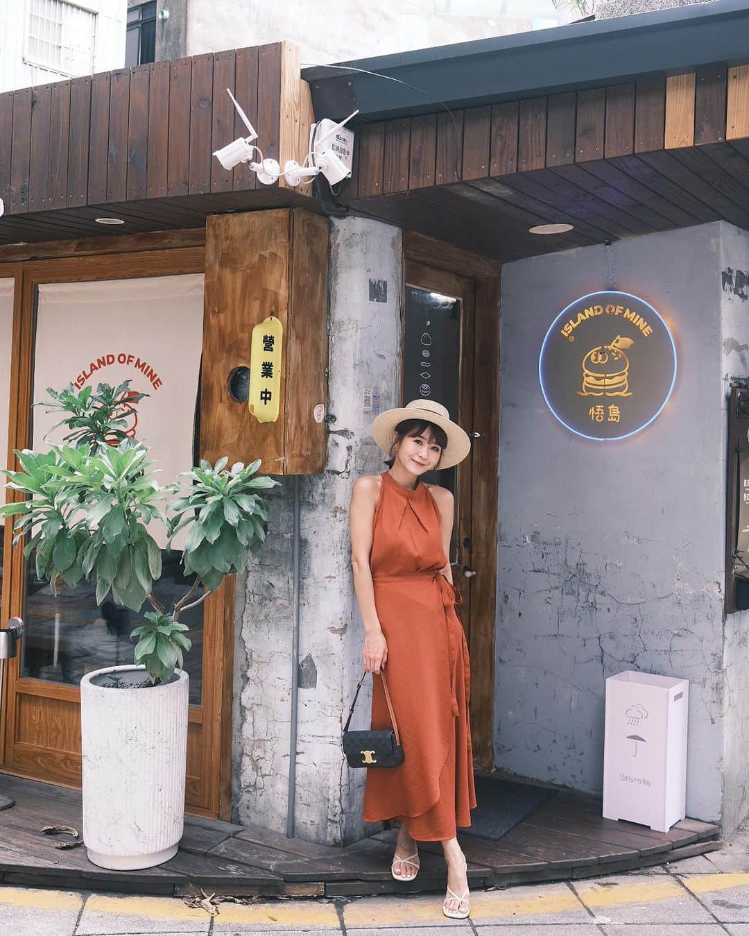 郭圈圈さんのインスタグラム写真 - (郭圈圈Instagram)「可愛的悟島🍔 #椒麻雞腿堡 好吃耶😋 不會吃辣的人也可以～而且雞腿很嫩！ 但炸雞鬆餅表現差強人意🤣炸雞蠻乾的，跟漢堡的雞腿差很多～ - #悟島 📍台南市中西區忠義路二段158巷25號（就在小南天土地公廟旁邊） - #lea_outfit @marule.official ✨✨ - 🔗官網下單 marumarulea.com 🔍 jun10.限定浪漫❤️‍🔥削肩棉麻感上衣+一片式綁帶下身裙SET$1380 🔍 march75.春夏最必備！多種選擇顯臉小質感草帽👒$720 🔍 jun59.夏天必帶超美背細帶夾腳6公分涼跟鞋 $1480 🔍 april146.廠商大推超時尚墨鏡✨ $580」7月13日 22時27分 - helloiamlea