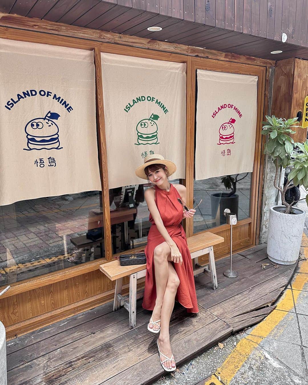 郭圈圈のインスタグラム：「可愛的悟島🍔 #椒麻雞腿堡 好吃耶😋 不會吃辣的人也可以～而且雞腿很嫩！ 但炸雞鬆餅表現差強人意🤣炸雞蠻乾的，跟漢堡的雞腿差很多～ - #悟島 📍台南市中西區忠義路二段158巷25號（就在小南天土地公廟旁邊） - #lea_outfit @marule.official ✨✨ - 🔗官網下單 marumarulea.com 🔍 jun10.限定浪漫❤️‍🔥削肩棉麻感上衣+一片式綁帶下身裙SET$1380 🔍 march75.春夏最必備！多種選擇顯臉小質感草帽👒$720 🔍 jun59.夏天必帶超美背細帶夾腳6公分涼跟鞋 $1480 🔍 april146.廠商大推超時尚墨鏡✨ $580」