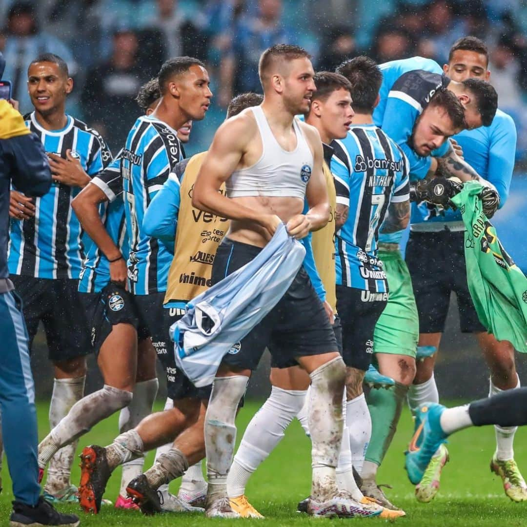 ブルーノ・ウビニのインスタグラム：「SEMIFINALISTAS 🔵⚫️⚪️ “Não tá morto quem peleia” VAMOOO @gremio Glória a Deus !! #imortal」