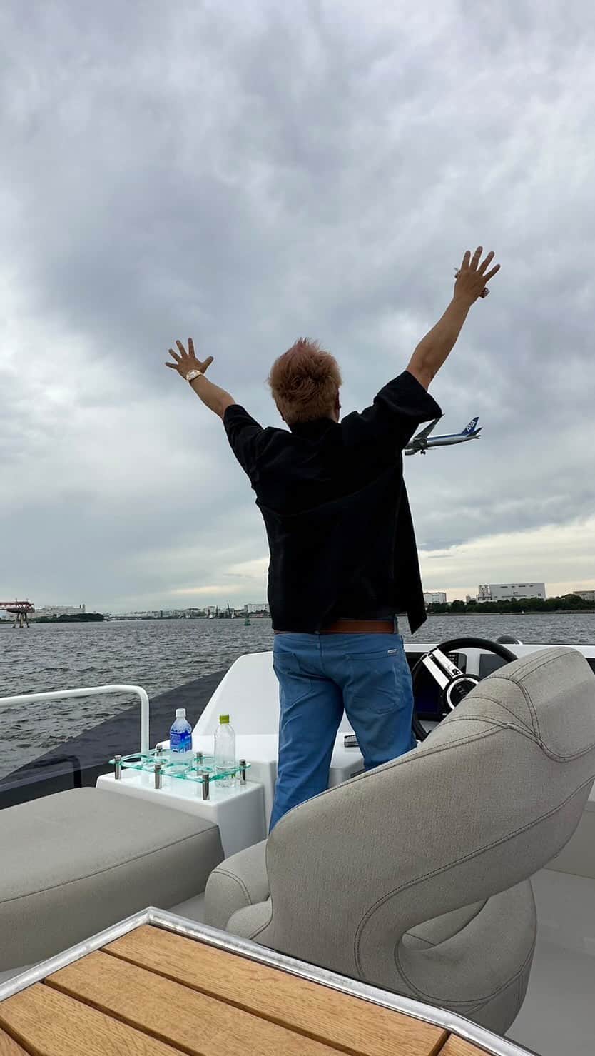 諸星伸一のインスタグラム：「⭐️思うこと⭐️  自分の人生振り返ってみて  嫌なことも、 悲しいことも、 辛いことも、 苦しいことも、  不思議と全て良い思い出に変わる✨  #lamborghini #ランボルギーニ #morohoshi #諸星伸一 #fightingstar #ファイティングスター #fsbk #世界最強モロックマ #世界最強諸星一家 #諸星一家 #powercraft  #lexani #lexanijapan #rockford #tokyo #japan  飛行機の中から 自分が手を降ってるのを 絶対に1人は見てると思う✨笑  それでいい。笑」