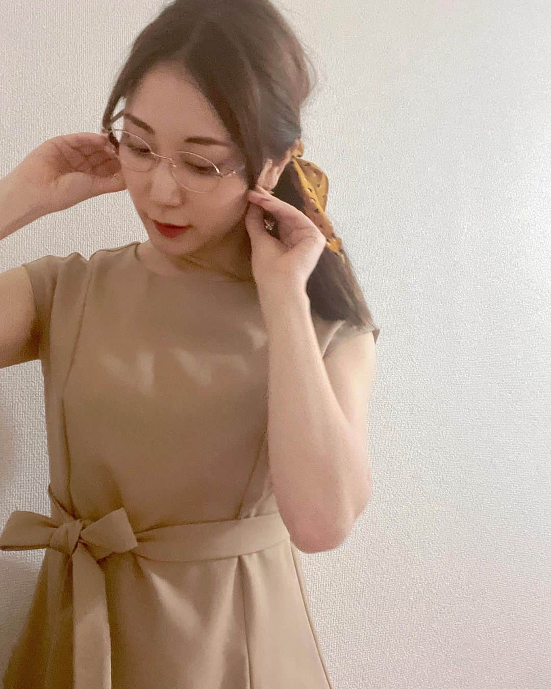 元井美貴のインスタグラム：「服のサブスクを始めてみました！ 普段は白黒ばかり着がちなので ベージュのワンピースは新鮮👗  次回はプロレスTに似合いそうな スカートをお願いしてみましたー どんなのが届くか楽しみ🫧  #エアクロ #aircloset #エアークローゼット」