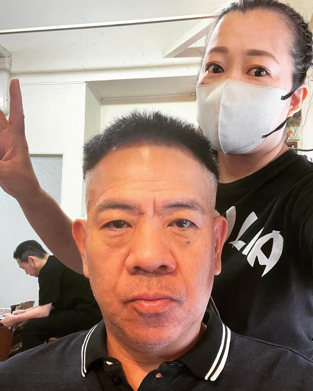 杉本知香さんのインスタグラム写真 - (杉本知香Instagram)「宮迫さんと森本くんばったり😆 数年ぶりとの事で2人とも嬉しそうでした🎶 そして安定の原西さんっ🦍🎶  #中目黒美容室#珍しい2ショット  #宮迫博之#宮迫さん#宮迫です #ニブンノゴ森本 #ニブンノゴ#jealkb  #FUJIWARA原西#FUJIWARA#原西ゴリラ 🦍」7月13日 22時31分 - sugimotoc