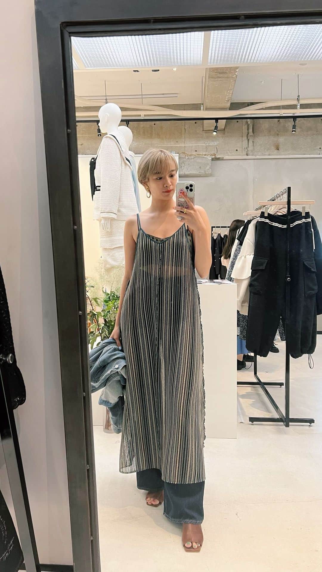 のインスタグラム：「きょうのコーデ♡ 透け感がかわいいレースキャミワンピ @credona_official 💙🤎💚 #credna #asuca_fashion #outfit #ootd」