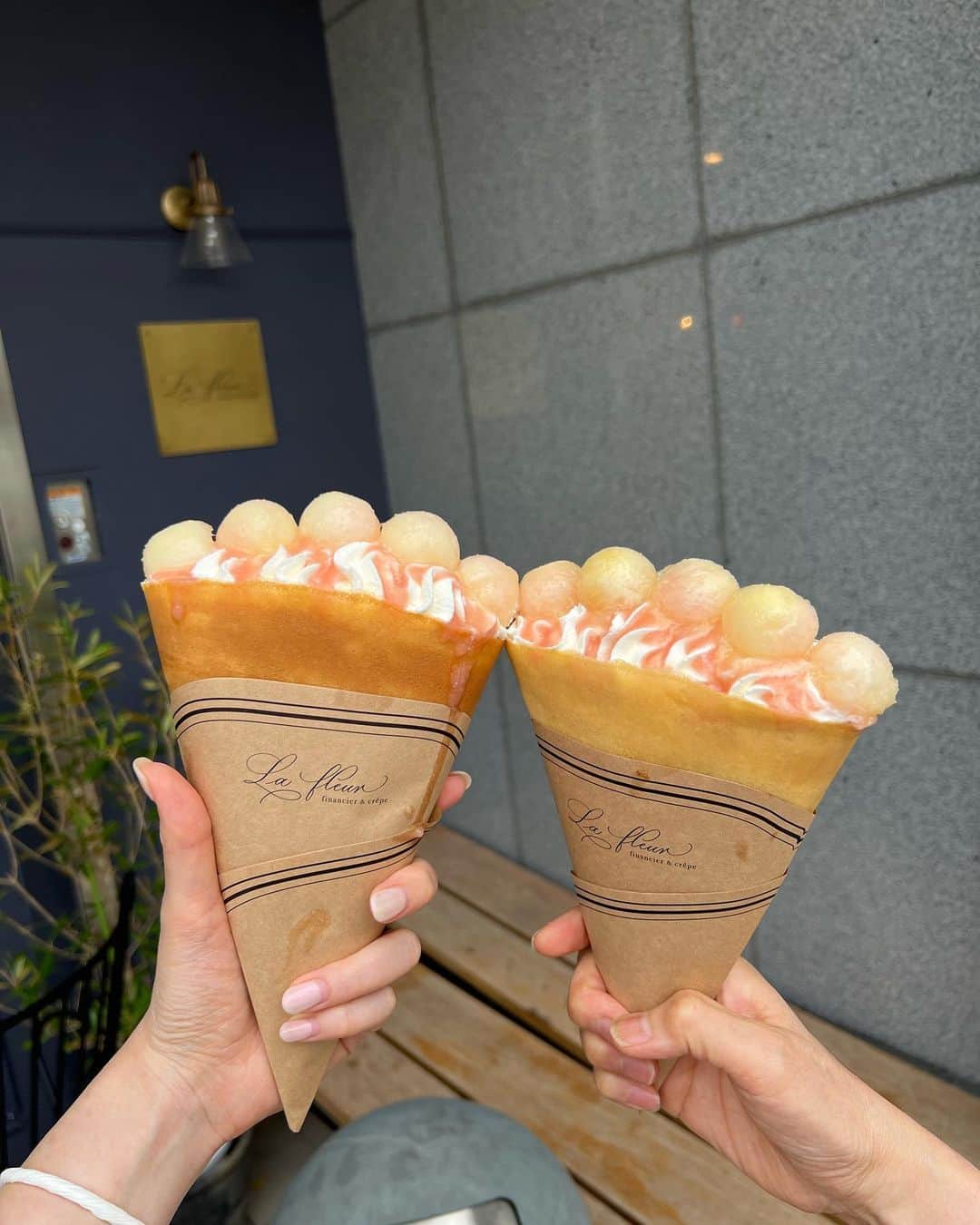 のインスタグラム：「美味しすぎて困る🍑 みんなが誘ってくれるから行かない理由がない  パリパリだからカロリーゼロ🙆‍♀️ 桃は飲み物だからカロリーゼロ🙆‍♀️  7月スタートなのにもう🍑4回食べた  @lafleur.takarazuka   #クレープ#パリパリクレープ#宝塚南口#ラフルール」