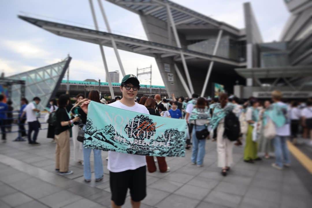 倉島大地のインスタグラム：「≪Mrs. GREEN APPLE ARENA TOUR 2023 “NOAH no HAKOBUNE” ≫  先日、いま日本で一番聴かれてるアーティストのLIVEに行ってきました🍏  圧倒的な歌唱力に感動しまくり🫣  大好きな曲ばっかりでほんと幸せでした🤤  これからも全ての曲を諳んじます🎧  #mrsgreenapple  #NOAHnoHAKOBUNE #大森くんより歌が上手い人教えてください」