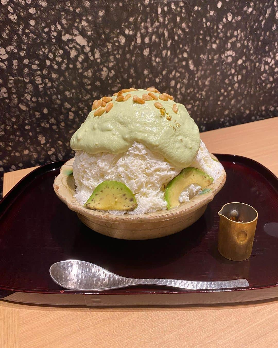 岩立沙穂のインスタグラム：「アボカドのかき氷🥑  . 京都の投稿が続いてると思いきや…  これは東京で食べました😋  ミニサイズにしたけどボリューミーだった！ ミニはチーズクリーム抜きになると書かれてたけど、物足りなさなんてなくてミルクベースの下の氷とアボカドのクリームの相性がとっても良くて美味しかった！  中にもアボカドが入ってるからアボカド好きには堪らないよ〜  和ぼかどって名前も可愛い❤︎  .  京都で食べたかき氷も今度載せるね〜🍧  . . #かき氷 #厨otonaくろぎ  #くろぎ #アボカド #スイーツ #東京かき氷」