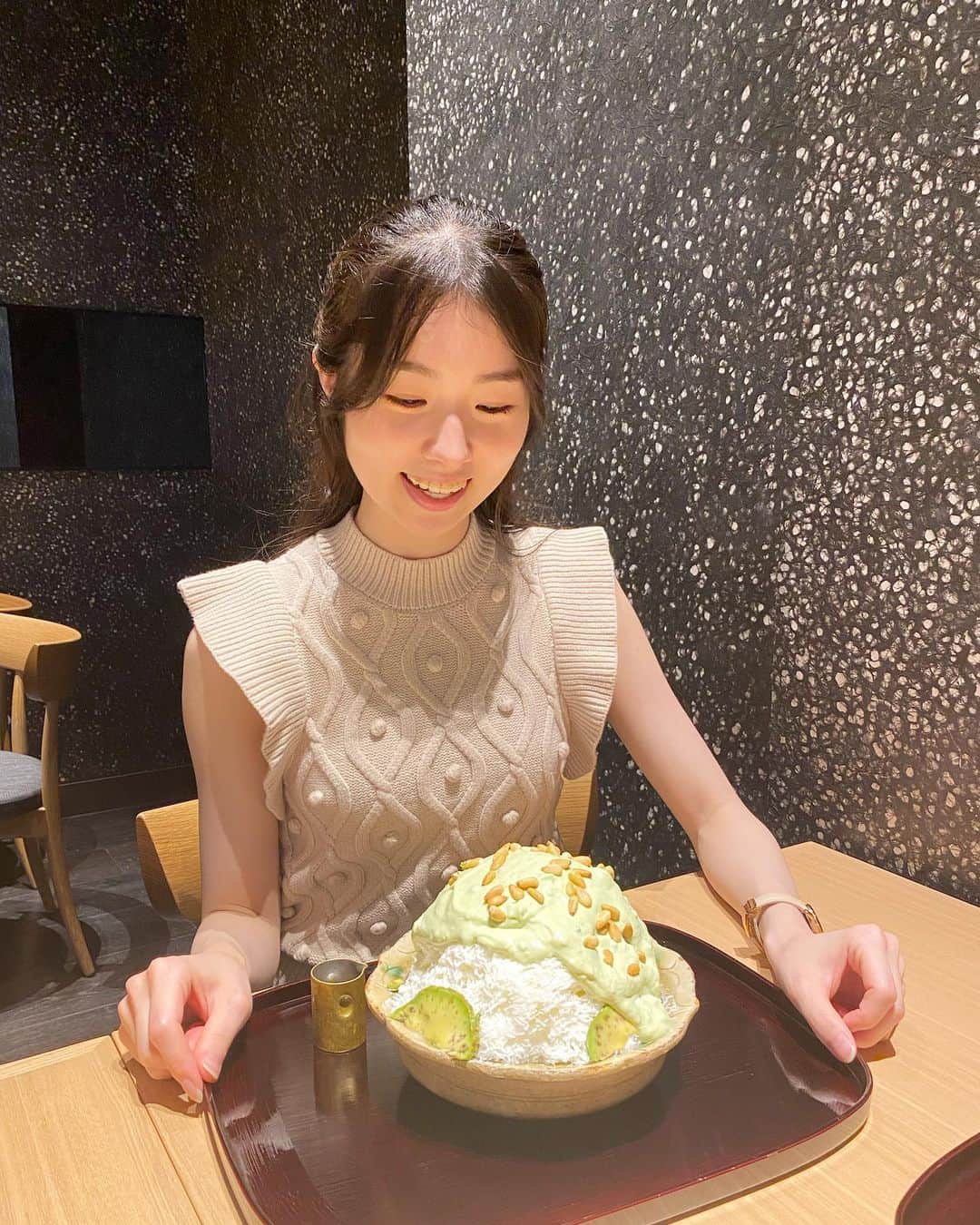 岩立沙穂さんのインスタグラム写真 - (岩立沙穂Instagram)「アボカドのかき氷🥑  . 京都の投稿が続いてると思いきや…  これは東京で食べました😋  ミニサイズにしたけどボリューミーだった！ ミニはチーズクリーム抜きになると書かれてたけど、物足りなさなんてなくてミルクベースの下の氷とアボカドのクリームの相性がとっても良くて美味しかった！  中にもアボカドが入ってるからアボカド好きには堪らないよ〜  和ぼかどって名前も可愛い❤︎  .  京都で食べたかき氷も今度載せるね〜🍧  . . #かき氷 #厨otonaくろぎ  #くろぎ #アボカド #スイーツ #東京かき氷」7月13日 22時36分 - saho_iwatate104