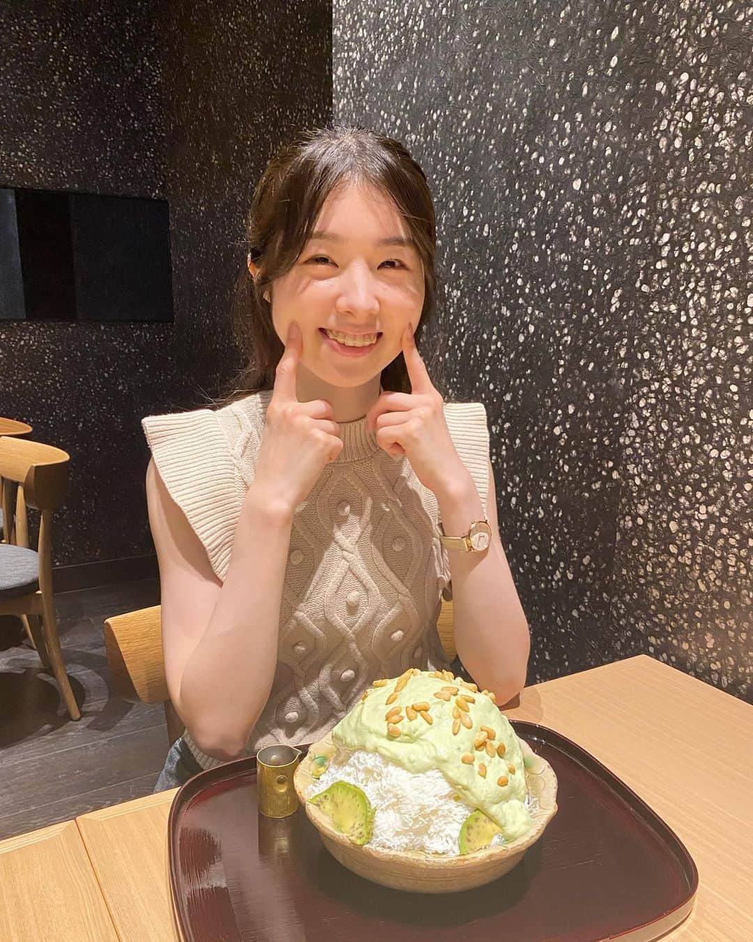 岩立沙穂さんのインスタグラム写真 - (岩立沙穂Instagram)「アボカドのかき氷🥑  . 京都の投稿が続いてると思いきや…  これは東京で食べました😋  ミニサイズにしたけどボリューミーだった！ ミニはチーズクリーム抜きになると書かれてたけど、物足りなさなんてなくてミルクベースの下の氷とアボカドのクリームの相性がとっても良くて美味しかった！  中にもアボカドが入ってるからアボカド好きには堪らないよ〜  和ぼかどって名前も可愛い❤︎  .  京都で食べたかき氷も今度載せるね〜🍧  . . #かき氷 #厨otonaくろぎ  #くろぎ #アボカド #スイーツ #東京かき氷」7月13日 22時36分 - saho_iwatate104