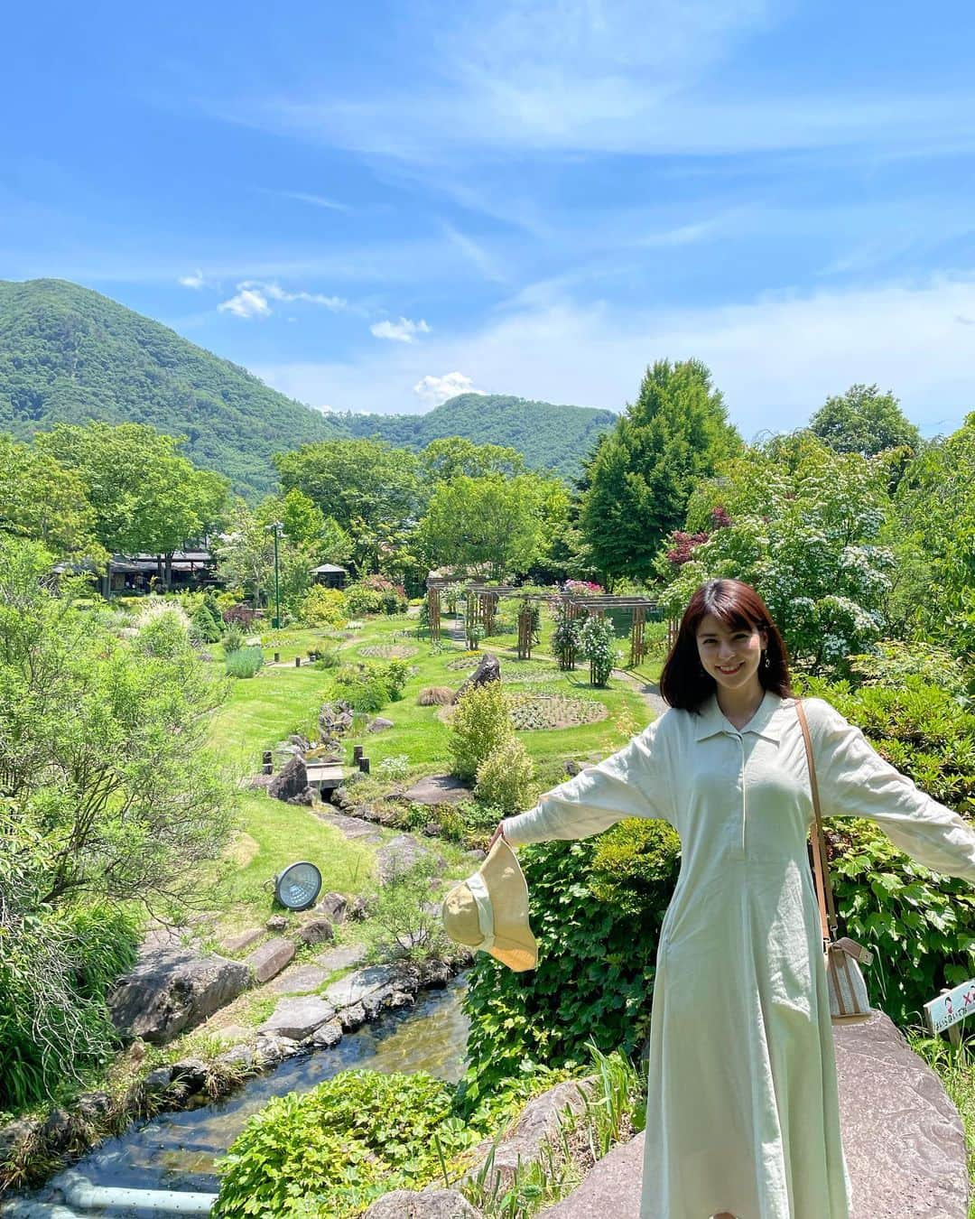 藤井美菜のインスタグラム：「. 長野の風情🍃YouTubeにもあがっています🍀 黒澤明監督の「夢」にも登場した安曇野の水車小屋は、澄んだ水の中に静かに佇む、凛とした美しさを持っていました。  나가노 감성🍃유트부에도 올라갔어요🍀 아즈미노에 있는 이 물레방아는 쿠로서와아키라 감독님의 “꿈”이라는 영화에도 나왔다고 합니다. 너무나 아름다웠네요.   Nagano prefecture🍃  #長野#長野旅行#安曇野#大王わさび農場#フローラルガーデンおぶせ #일본#일본여행#나가노#나가노현#와사비 #japan#nagano#japantrip#naganoprefecture#美菜私服」