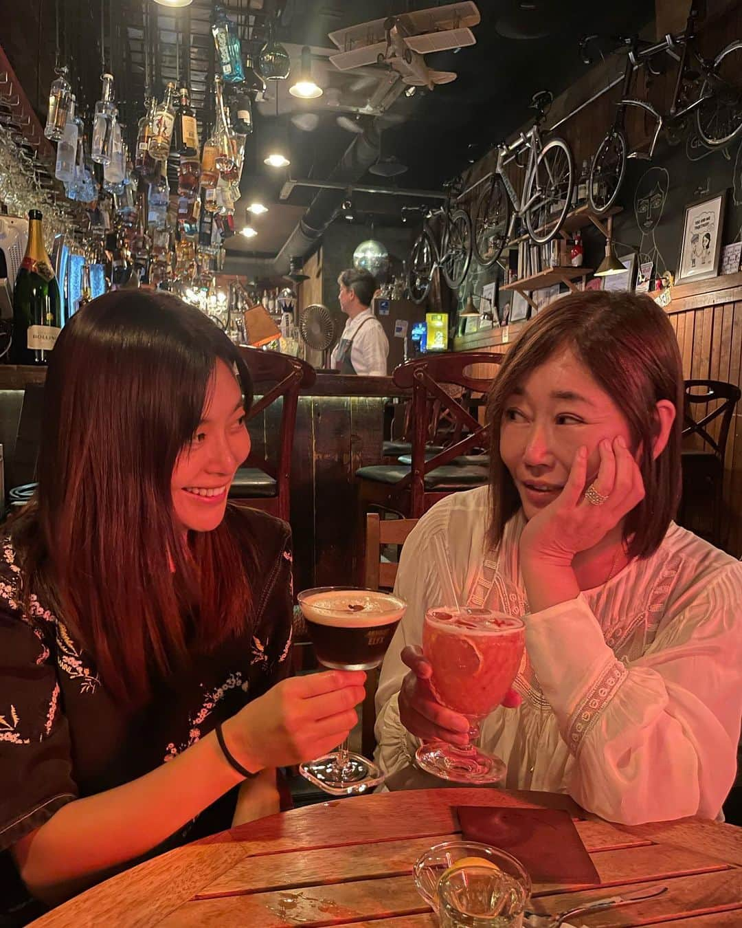 イ・ヨンウンさんのインスタグラム写真 - (イ・ヨンウンInstagram)「. 얼마만의 밤외출인가🍹 시간가는줄 몰랐던 밤⭐️🌙 한달간 출장떠나는 친구야 🇫🇷 잘다녀와아👋」7月13日 22時37分 - leeyoungeun0809