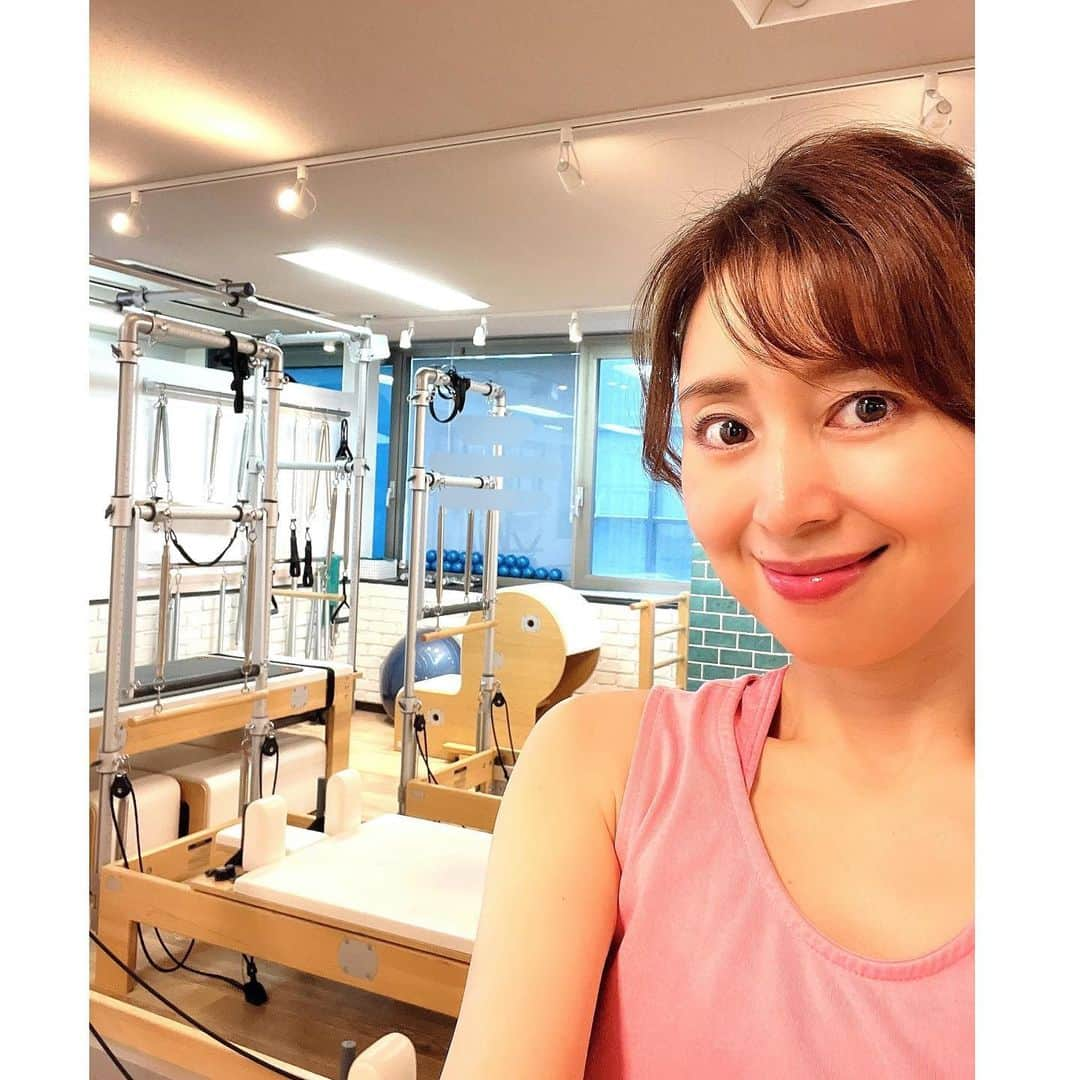 中野公美子さんのインスタグラム写真 - (中野公美子Instagram)「今日はマシンピラティスへ！ 呼吸をしながら、 自分の身体を意識しながら ゆっくり動かしていく。 マシンを使用することによって、 更に筋肉を意識しやすい。 自分の身体を丁寧に扱って 大事にしている感じ。 うん、この時間良い✨  #マシンピラティス #ピラティス #身体を大事に扱う #自分の身体と向き合う #リフォーマー」7月13日 22時40分 - kumikorion