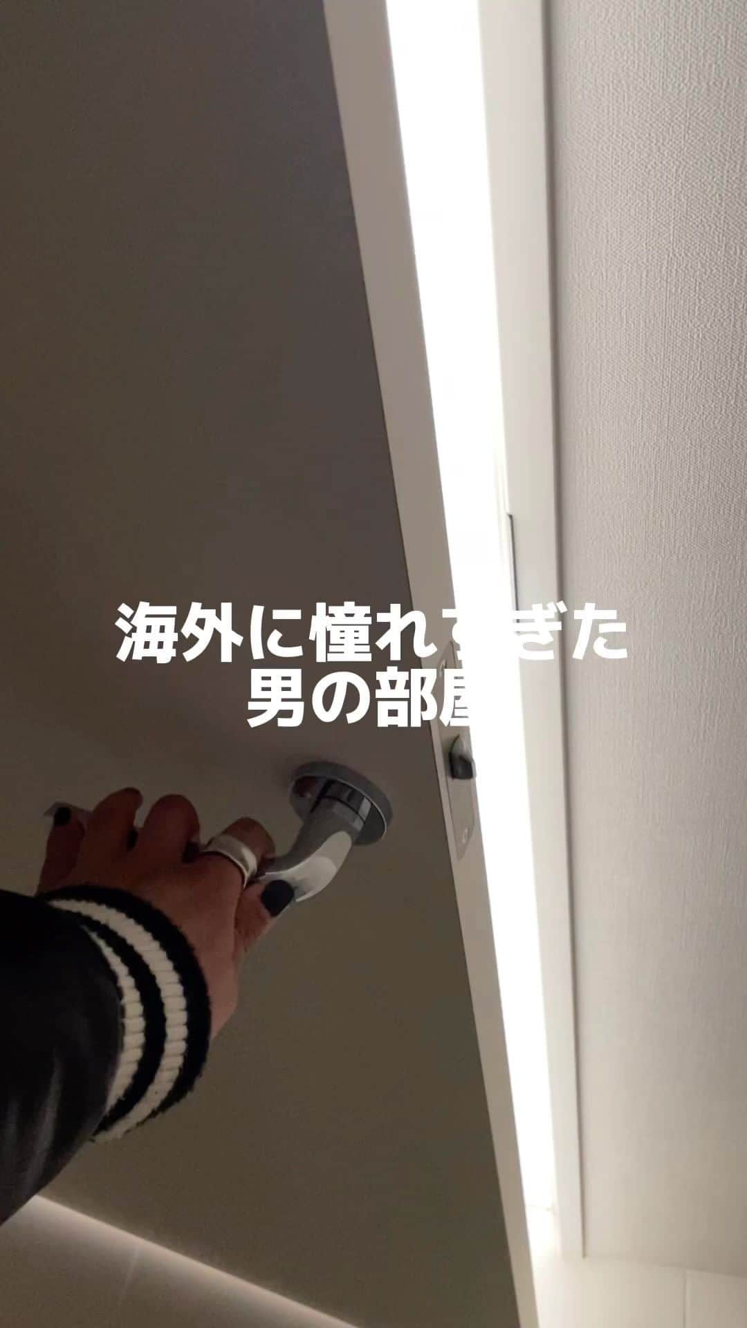 あべじゅんやのインスタグラム：「_ 海外の人たちの お部屋をピンタレストで ずーっと見てたら この部屋にたどり着いた🫶🫶  ポスターは自分で書いたやつ 飾ってます😎😎  #インテリア #ルームツアー#韓国インテリア#コンクリート打ちっぱなし#littlerooms#一人暮らし #引越し」