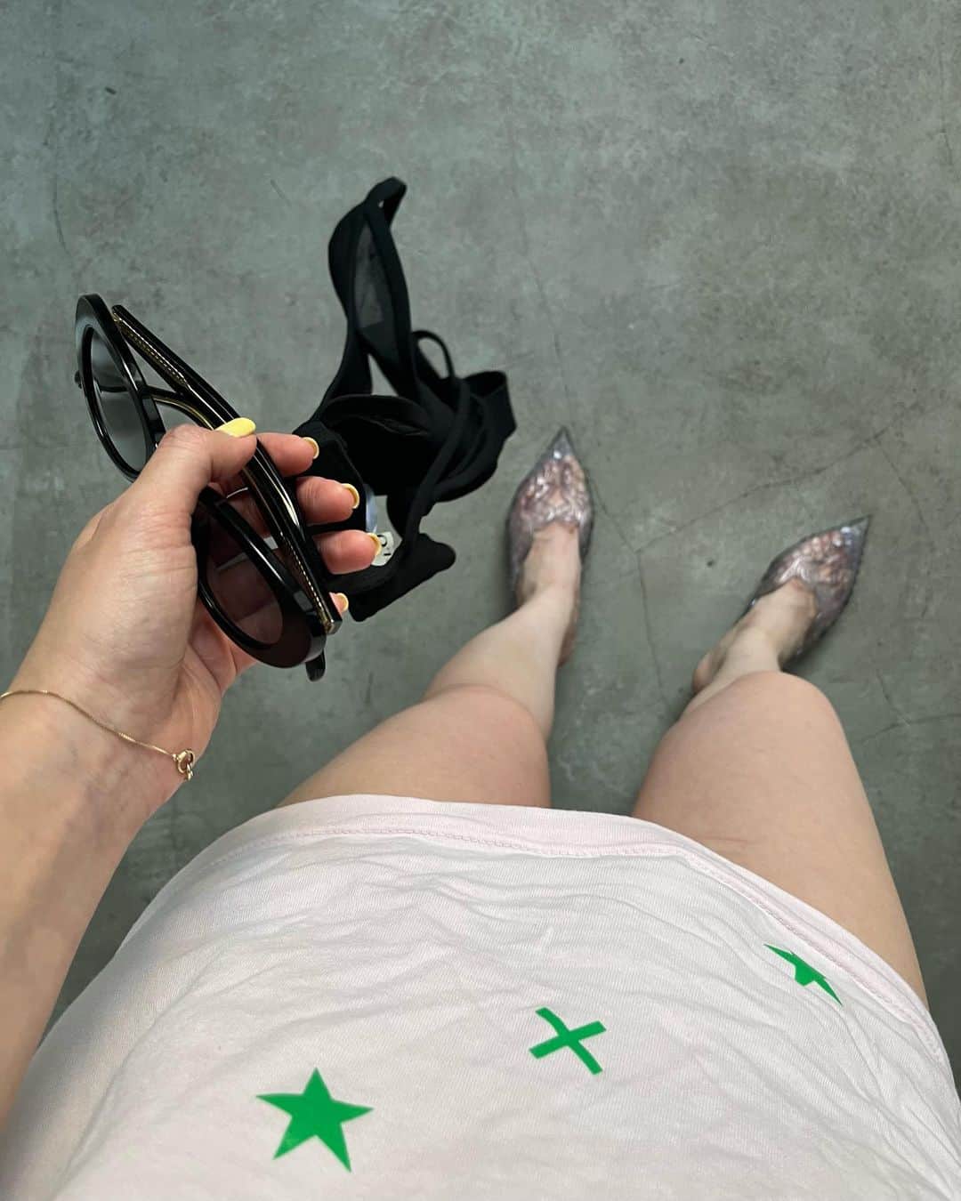 Mio Nagaiのインスタグラム：「. 最近、透けてるトップスのインナーに入れてるのはこのブラトップ。 やらしすぎず、カジュアルすぎないブラトップ探すの難しいよね。  もはやブラだけで出掛けても納得できるくらいに暑いしね、、」