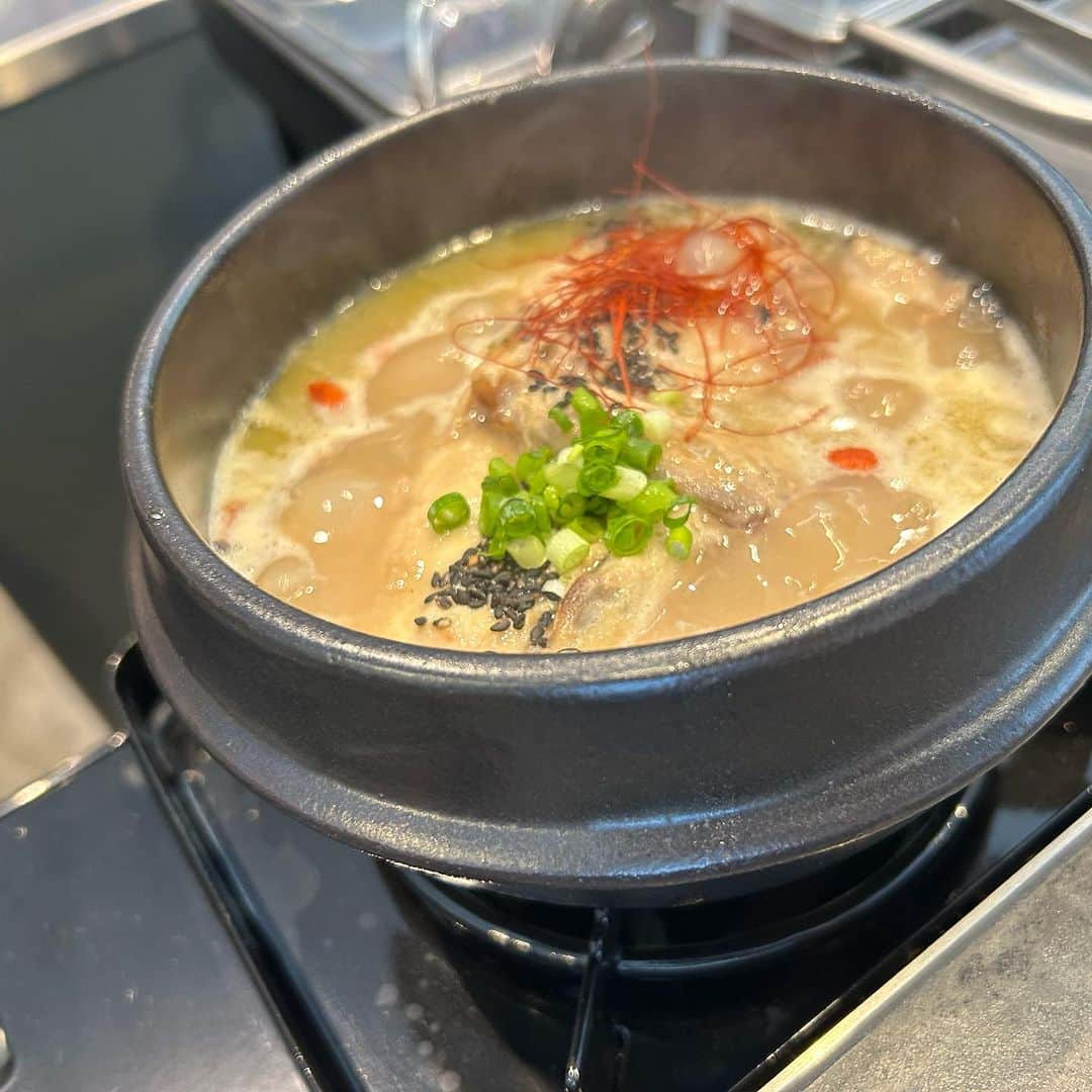 世手子さんのインスタグラム写真 - (世手子Instagram)「Midsummer ginseng chicken soup🌞 Good job today☀️☀️☀️ happy memories of monday （＾_＾） 怒涛の夏❣️ 今日もめちゃくちゃ大変だった😢 @shiarisamgyetang  #参鶏湯 #表参道ランチ #東京グルメ #韓国料理 #薬膳 #shiari #表参道韓国料理 #表参道グルメ めっちゃ映え( ^ω^ ) 真夏の参鶏湯美味しすぎました^ - ^ 薬膳茶もめちゃかわゆゆゆ 吉澤ちゃんとはしゃぎまくった月曜日www ナムルもキムチも美味しすぎ(*^◯^*) 参鶏湯旨味たっぷり最高だったよ( ^ω^ ) 映えな内装も是非チェックしてみてね(*´∇｀*)  @arikata_being でお出かけ イベント出店情報 イベント名 : 明日フェス 日時 : 2023/7/16(日) 11:00〜20:00 場所 : 新宿マルイ本館 詳細 : @asufesjp  ＃Arikata #指輪 #金属アレルギー対応  #ドタバタ育児  #二児のママ  #2児育児 #赤ちゃんのいる暮らし  #3歳男の子 #3歳差育児  #二児の母 #二児ママ  #ママシンガー  #二児育児 #2児ママ #2児のママ #赤ちゃんのいる生活 PR」7月13日 22時49分 - rojide