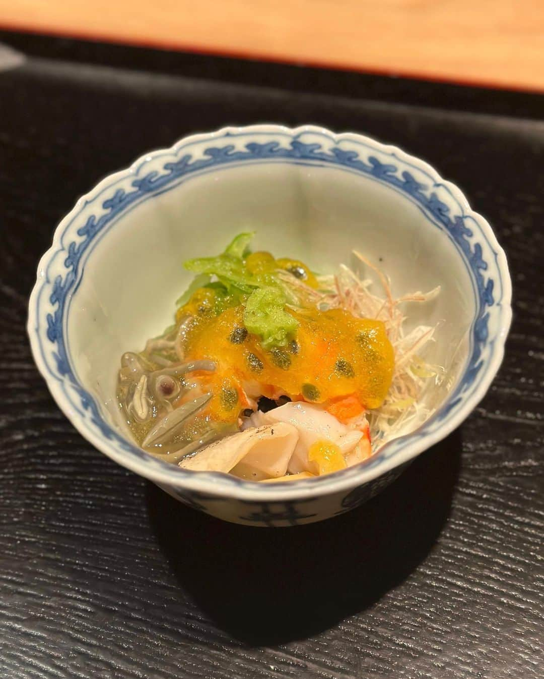 秋山具義さんのインスタグラム写真 - (秋山具義Instagram)「初めての『蕎麦割烹 辰』。　 お料理美味しかった！ カラスミ蕎麦、ごま蕎麦、最高でした！ トマト天つゆとか、初めて！面白い！ こういう、蕎麦を楽しめる割烹って、好きな人多いんじゃないかな〜 島田さん、城田さん、ありがとうございました！ ⁡ ◉つぶ貝と海老の酢の物 パッションフルーツ ◉名物 カラスミ蕎麦 ◉鱧とクエのお造り ◉真魚鰹の山椒醤油焼き 万願寺唐辛子 ◉賀茂茄子 トマト天つゆ ◉烏賊しんじょう 雲丹のせ ◉ごま蕎麦 ◉イチヂクとマンゴー  #蕎麦割烹辰 #具義そば2023 #具義割烹2023 #具義麻布十番2023 #具義初訪問2023」7月13日 22時50分 - gugitter