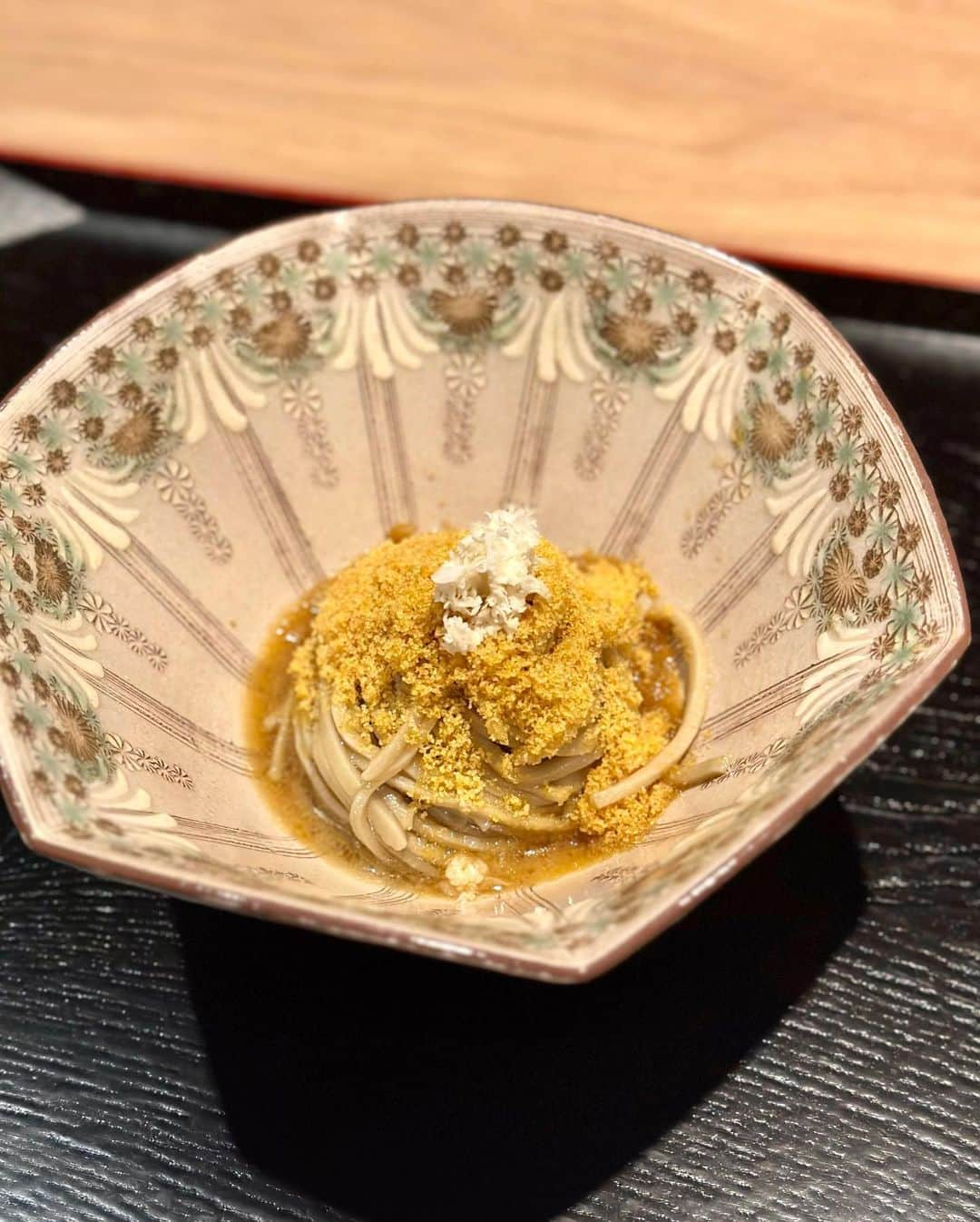 秋山具義さんのインスタグラム写真 - (秋山具義Instagram)「初めての『蕎麦割烹 辰』。　 お料理美味しかった！ カラスミ蕎麦、ごま蕎麦、最高でした！ トマト天つゆとか、初めて！面白い！ こういう、蕎麦を楽しめる割烹って、好きな人多いんじゃないかな〜 島田さん、城田さん、ありがとうございました！ ⁡ ◉つぶ貝と海老の酢の物 パッションフルーツ ◉名物 カラスミ蕎麦 ◉鱧とクエのお造り ◉真魚鰹の山椒醤油焼き 万願寺唐辛子 ◉賀茂茄子 トマト天つゆ ◉烏賊しんじょう 雲丹のせ ◉ごま蕎麦 ◉イチヂクとマンゴー  #蕎麦割烹辰 #具義そば2023 #具義割烹2023 #具義麻布十番2023 #具義初訪問2023」7月13日 22時50分 - gugitter