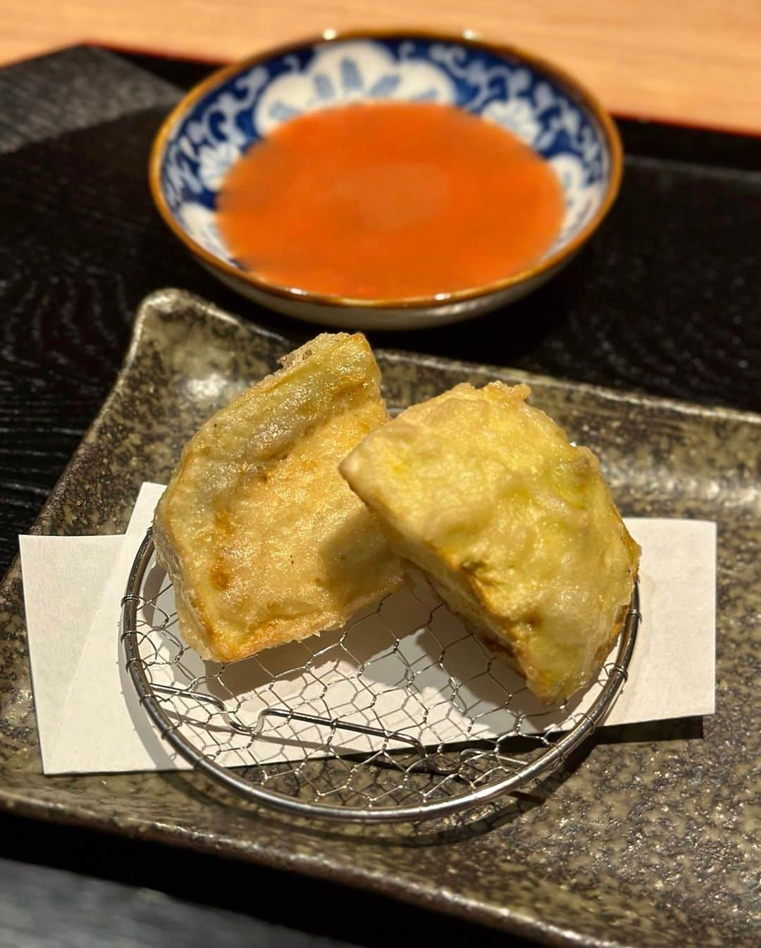 秋山具義さんのインスタグラム写真 - (秋山具義Instagram)「初めての『蕎麦割烹 辰』。　 お料理美味しかった！ カラスミ蕎麦、ごま蕎麦、最高でした！ トマト天つゆとか、初めて！面白い！ こういう、蕎麦を楽しめる割烹って、好きな人多いんじゃないかな〜 島田さん、城田さん、ありがとうございました！ ⁡ ◉つぶ貝と海老の酢の物 パッションフルーツ ◉名物 カラスミ蕎麦 ◉鱧とクエのお造り ◉真魚鰹の山椒醤油焼き 万願寺唐辛子 ◉賀茂茄子 トマト天つゆ ◉烏賊しんじょう 雲丹のせ ◉ごま蕎麦 ◉イチヂクとマンゴー  #蕎麦割烹辰 #具義そば2023 #具義割烹2023 #具義麻布十番2023 #具義初訪問2023」7月13日 22時50分 - gugitter