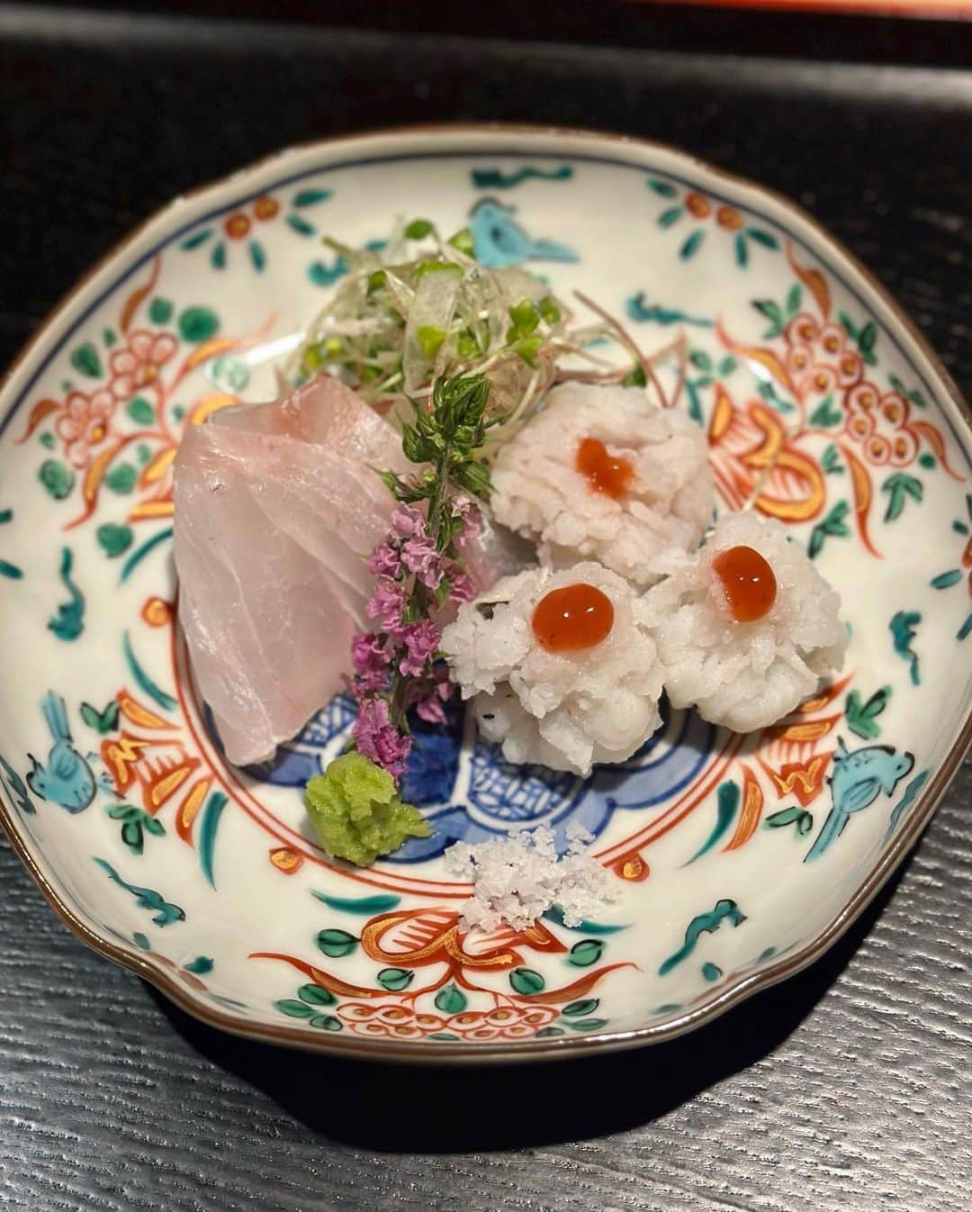 秋山具義さんのインスタグラム写真 - (秋山具義Instagram)「初めての『蕎麦割烹 辰』。　 お料理美味しかった！ カラスミ蕎麦、ごま蕎麦、最高でした！ トマト天つゆとか、初めて！面白い！ こういう、蕎麦を楽しめる割烹って、好きな人多いんじゃないかな〜 島田さん、城田さん、ありがとうございました！ ⁡ ◉つぶ貝と海老の酢の物 パッションフルーツ ◉名物 カラスミ蕎麦 ◉鱧とクエのお造り ◉真魚鰹の山椒醤油焼き 万願寺唐辛子 ◉賀茂茄子 トマト天つゆ ◉烏賊しんじょう 雲丹のせ ◉ごま蕎麦 ◉イチヂクとマンゴー  #蕎麦割烹辰 #具義そば2023 #具義割烹2023 #具義麻布十番2023 #具義初訪問2023」7月13日 22時50分 - gugitter