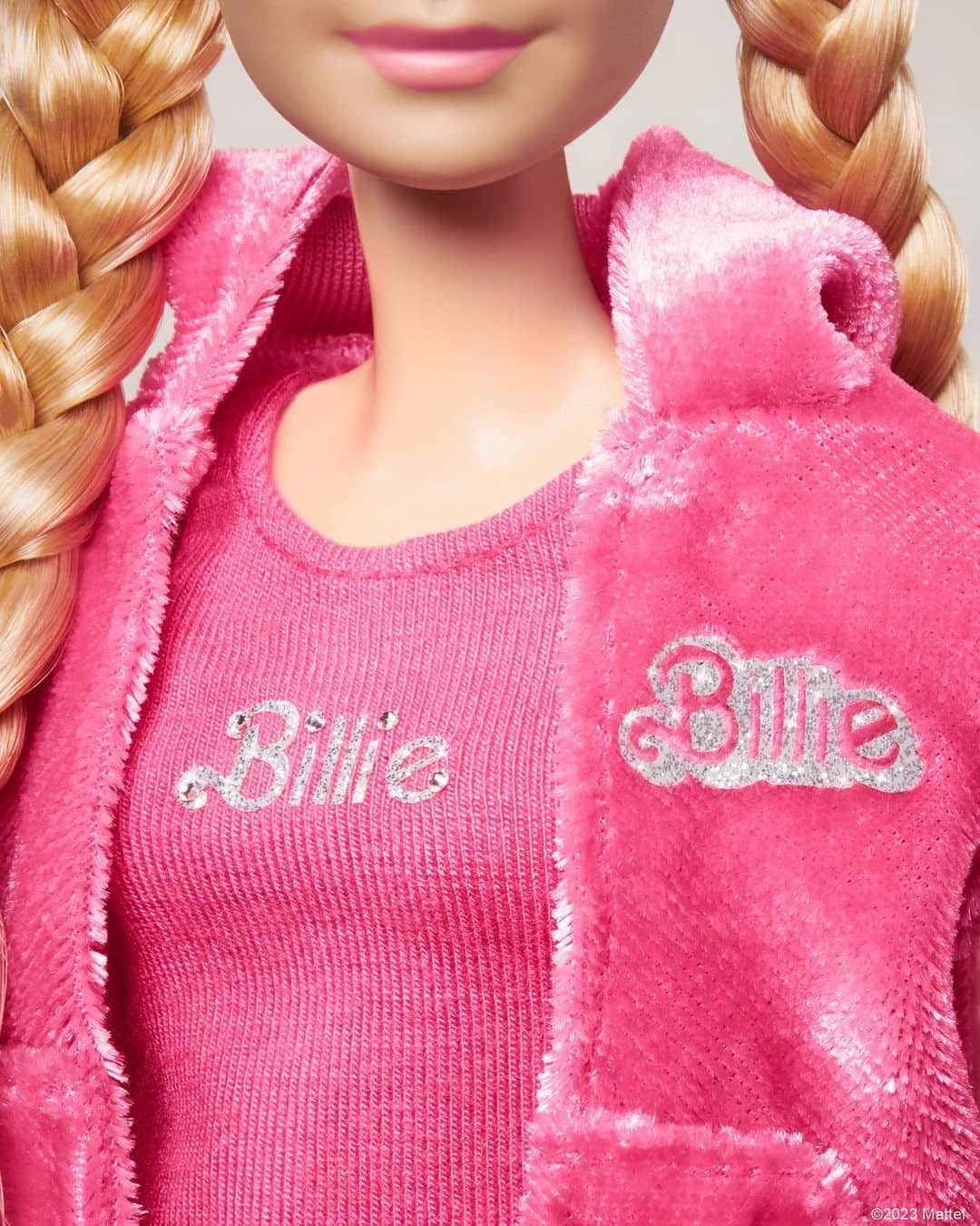 バービーさんのインスタグラム写真 - (バービーInstagram)「Introducing the Billie Eilish Barbie capsule collection, designed by @billieeilish 💘 Shop everything from tracksuits to tees in Billie’s official store. Link in bio!  #barbie #barbiestyle @barbiethemovie @barbiethealbum」7月13日 23時00分 - barbiestyle