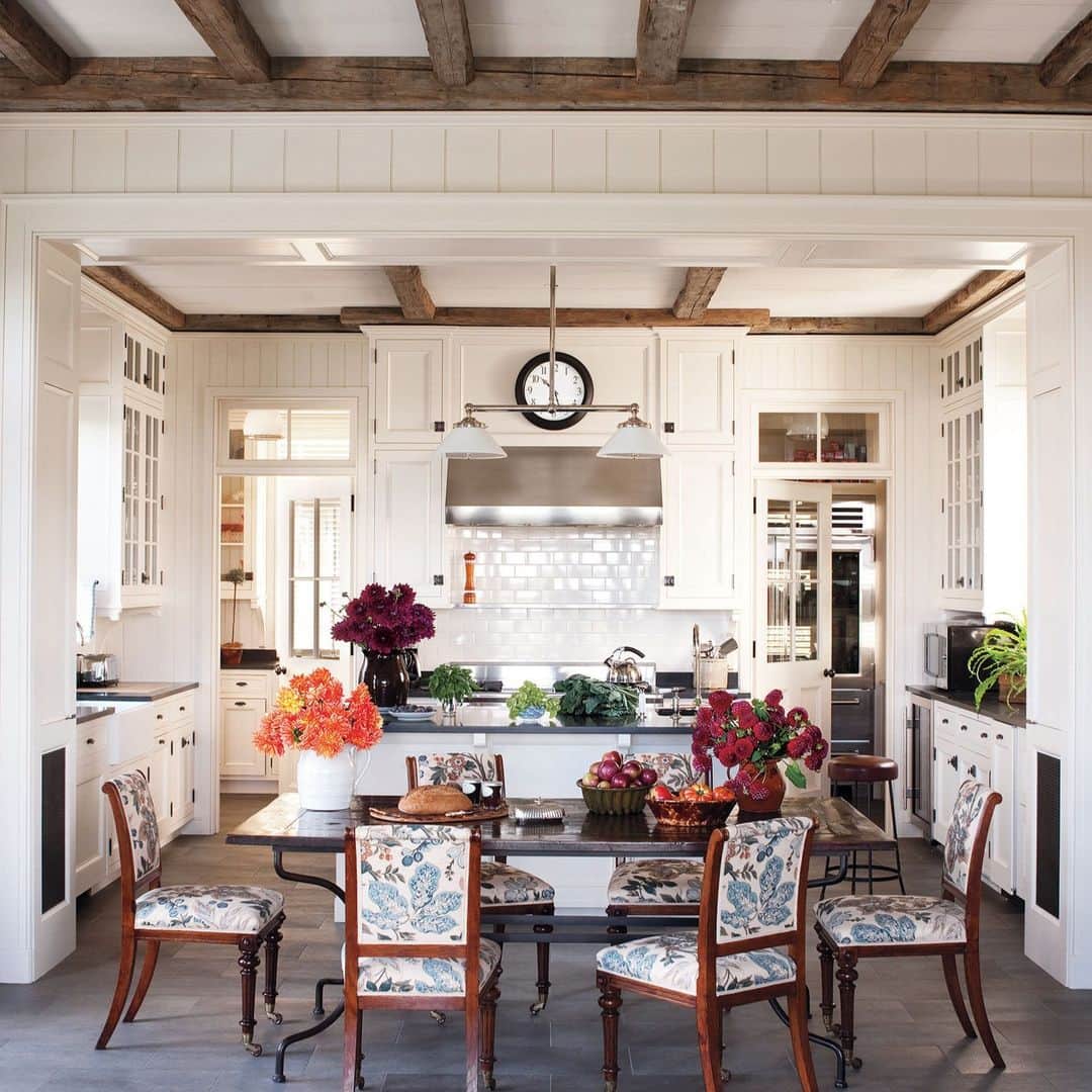 ELLE DECORさんのインスタグラム写真 - (ELLE DECORInstagram)「A classical home with architecture by Gil Schaefer found its decor soulmate in the ELLE DECOR A-List designer Miles Redd (@reddkaihoi). The homeowners were looking for someone who would push them out of their comfort zone, and Redd’s fusion of whimsy and rigor brought the space a sense of informal grandeur. “The proportions, the moldings, and the amazing staircase set the tone,” says Redd, who found further inspiration for the 7,500-square foot home in the colorways of a Sultanaband rug.  Click the link in bio to tour this stately home, as seen in the ELLE DECOR archive. Written by Cynthia Kling. Photographed by @williamwaldronphoto. Styled by @casamotachic.」7月13日 23時00分 - elledecor