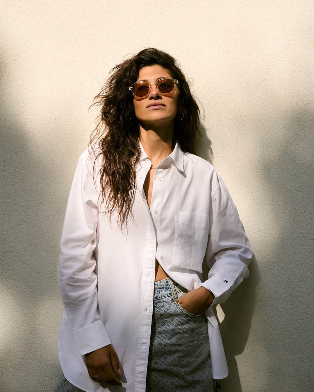 Tommy Hilfigerのインスタグラム：「@giolucini serves up casual chic in our trust Oxford shirt. Tap to shop.」