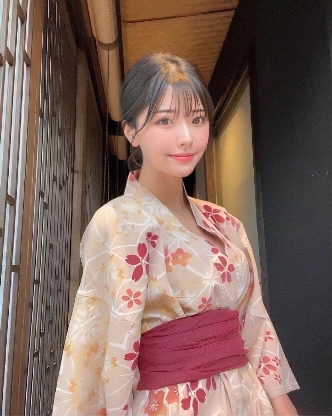 美女naviさんのインスタグラム写真 - (美女naviInstagram)「FOLLOWER✨30万人✨突破記念🎉🥂 2023年上半期ベスト投稿をご紹介🎶🤍 * * 7/7~7/16まで💗この半年間で いいねやリーチ数が多かった方を フィード10名、リール10名の 計20名ご紹介させていただきます🥰✨ * *  今回ご紹介させていただく方は❤️ miwa さん ▶️▷ @miiiwa_87  * * # Repost . . onsen♨️ 選んでいただいた浴衣がお気に入りすぎました🤍 . . miwa さん のアカウントには 他にも素敵な投稿が(*´﹀`) ぜひ覗いてみてくださいね🧡  * * * 美女navi掲載希望の方は⇒ @bijo_navi ❤️と # 美女navi 、# 美女ナビ タグ付け * 10代限定姉妹アカウント 美少女navi掲載希望の方は⇒ @bishojo_navi 💛と # ビショウジョナビ タグ付け * お願いします✨✨ * * 次回もお楽しみに...😍 * * #浴衣 #浴衣女子 #浴衣ヘア #浴衣ヘアアレンジ #温泉旅行 #温泉女子 #温泉デート #onsen #アイメイク #温泉旅館 #国内旅行 #熊本観光 #露天風呂付き客室 #旅行好き女子 #女子旅 #女子旅行 #休日の過ごし方 #女子力アップ #女子力向上 #ナチュラルメイク #美意識 #美意識向上 #暗髪カラー #シースルー前髪 #シースルーバング」7月13日 23時00分 - bijo_navi