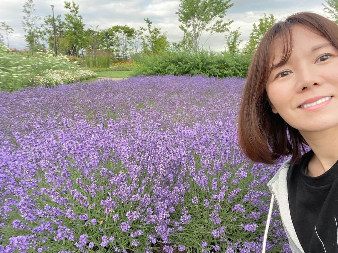 半崎美子さんのインスタグラム写真 - (半崎美子Instagram)「恵庭市「花と緑の記念日」制定セレモニーコンサートへご来場頂いた皆様本当に有難うございました！ テーマソング「花のふるさと」を書かせて頂いたご縁で大切な節目を皆様と分かち合えたこと、そしていつも感動を共有して下さる原田市長にも感謝です。 今日から防災無線のメロディが「はなのふるさと」になり、これからはこの歌を聞きながら子供達が家路につくと思うと感慨深い気持ちでした。はなふるの美しき花々たちと。  明日はファンクラブツアー初日！札幌公演！ウチワ片手にお待ちしています🏮  #恵庭市 #はなふる #恵庭市民会館 #花のふるさと #花と緑の記念日」7月13日 23時00分 - yoshikohanzaki