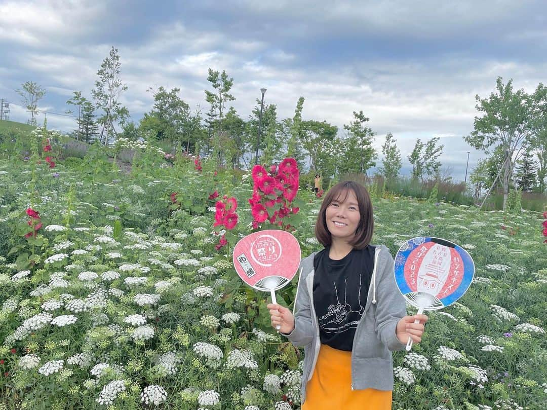 半崎美子さんのインスタグラム写真 - (半崎美子Instagram)「恵庭市「花と緑の記念日」制定セレモニーコンサートへご来場頂いた皆様本当に有難うございました！ テーマソング「花のふるさと」を書かせて頂いたご縁で大切な節目を皆様と分かち合えたこと、そしていつも感動を共有して下さる原田市長にも感謝です。 今日から防災無線のメロディが「はなのふるさと」になり、これからはこの歌を聞きながら子供達が家路につくと思うと感慨深い気持ちでした。はなふるの美しき花々たちと。  明日はファンクラブツアー初日！札幌公演！ウチワ片手にお待ちしています🏮  #恵庭市 #はなふる #恵庭市民会館 #花のふるさと #花と緑の記念日」7月13日 23時00分 - yoshikohanzaki