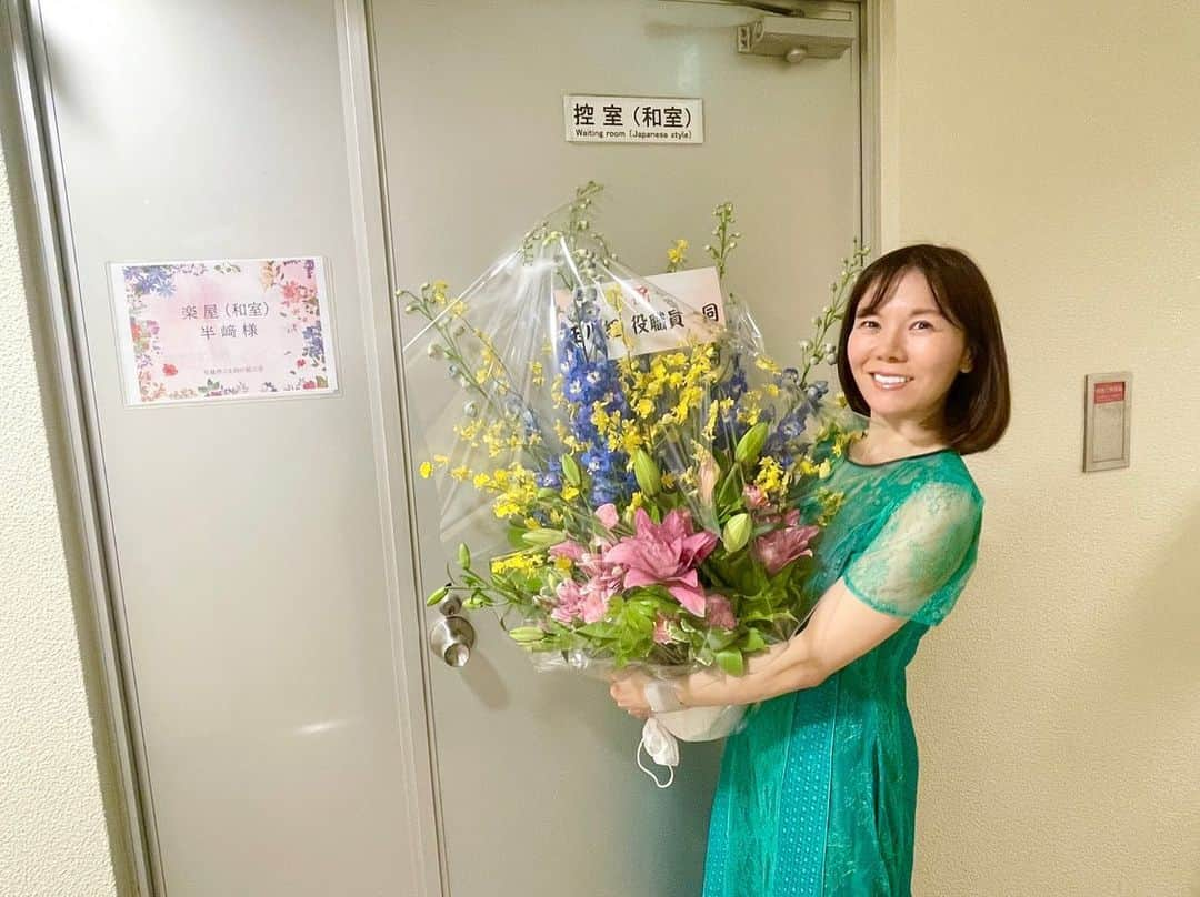 半崎美子さんのインスタグラム写真 - (半崎美子Instagram)「恵庭市「花と緑の記念日」制定セレモニーコンサートへご来場頂いた皆様本当に有難うございました！ テーマソング「花のふるさと」を書かせて頂いたご縁で大切な節目を皆様と分かち合えたこと、そしていつも感動を共有して下さる原田市長にも感謝です。 今日から防災無線のメロディが「はなのふるさと」になり、これからはこの歌を聞きながら子供達が家路につくと思うと感慨深い気持ちでした。はなふるの美しき花々たちと。  明日はファンクラブツアー初日！札幌公演！ウチワ片手にお待ちしています🏮  #恵庭市 #はなふる #恵庭市民会館 #花のふるさと #花と緑の記念日」7月13日 23時00分 - yoshikohanzaki